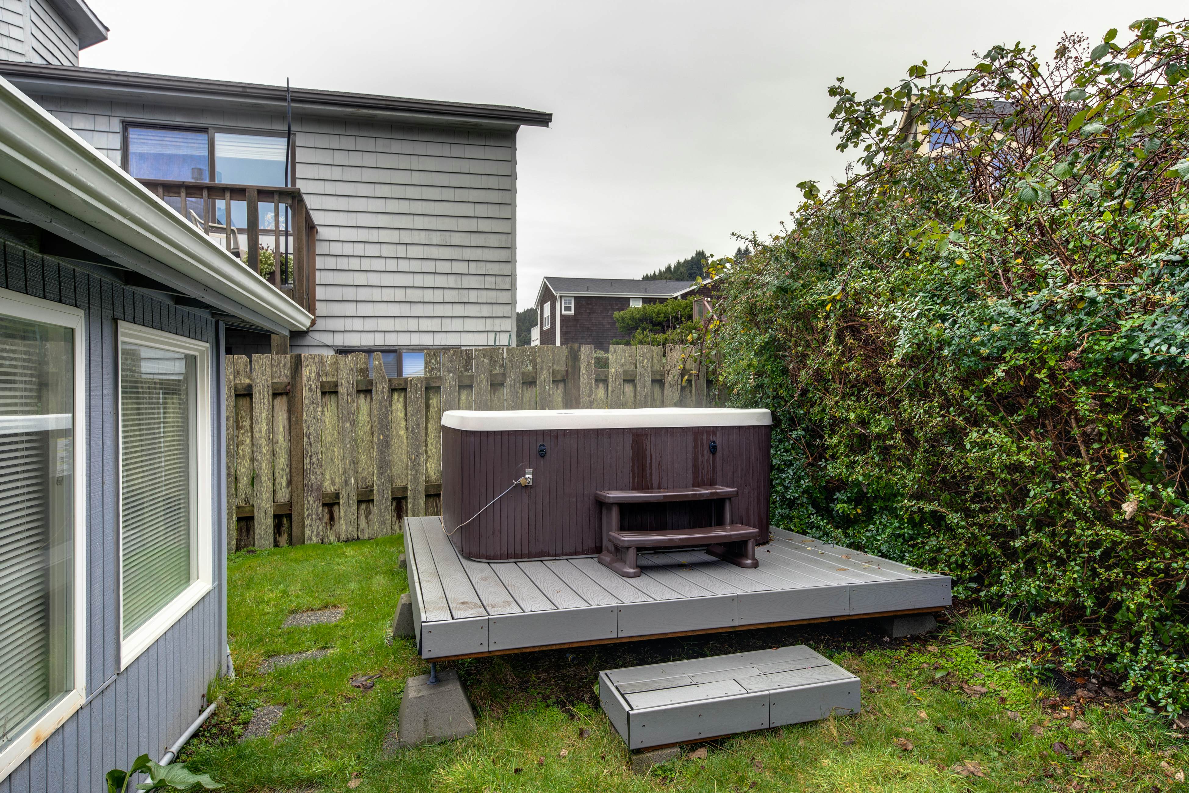 Cheerful home w/ ocean views, private hot tub, and gas grill - walk to the beach