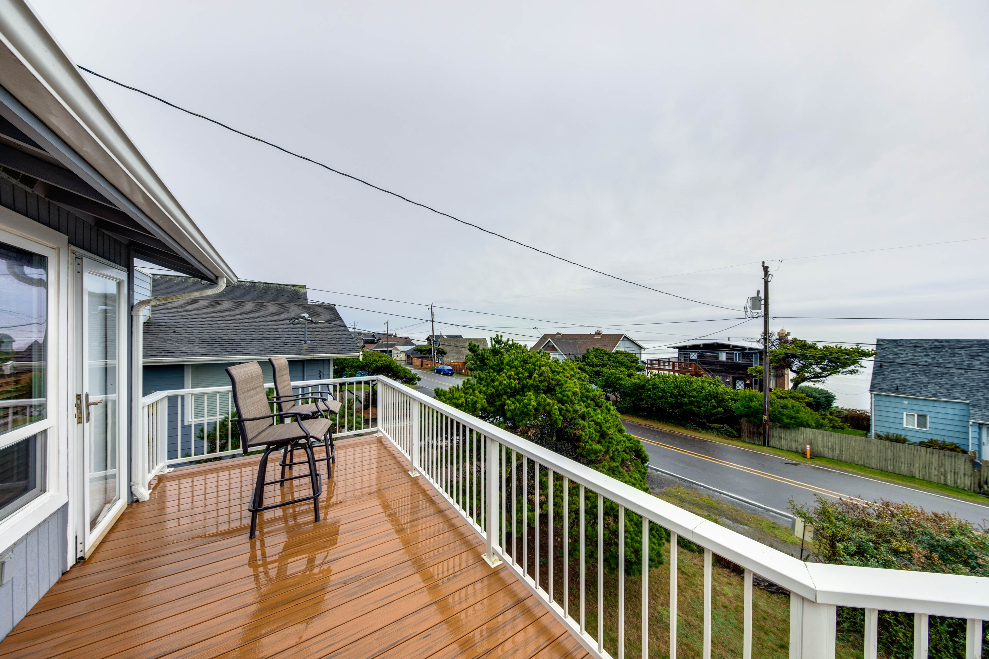 Cheerful home w/ ocean views, private hot tub, and gas grill - walk to the beach