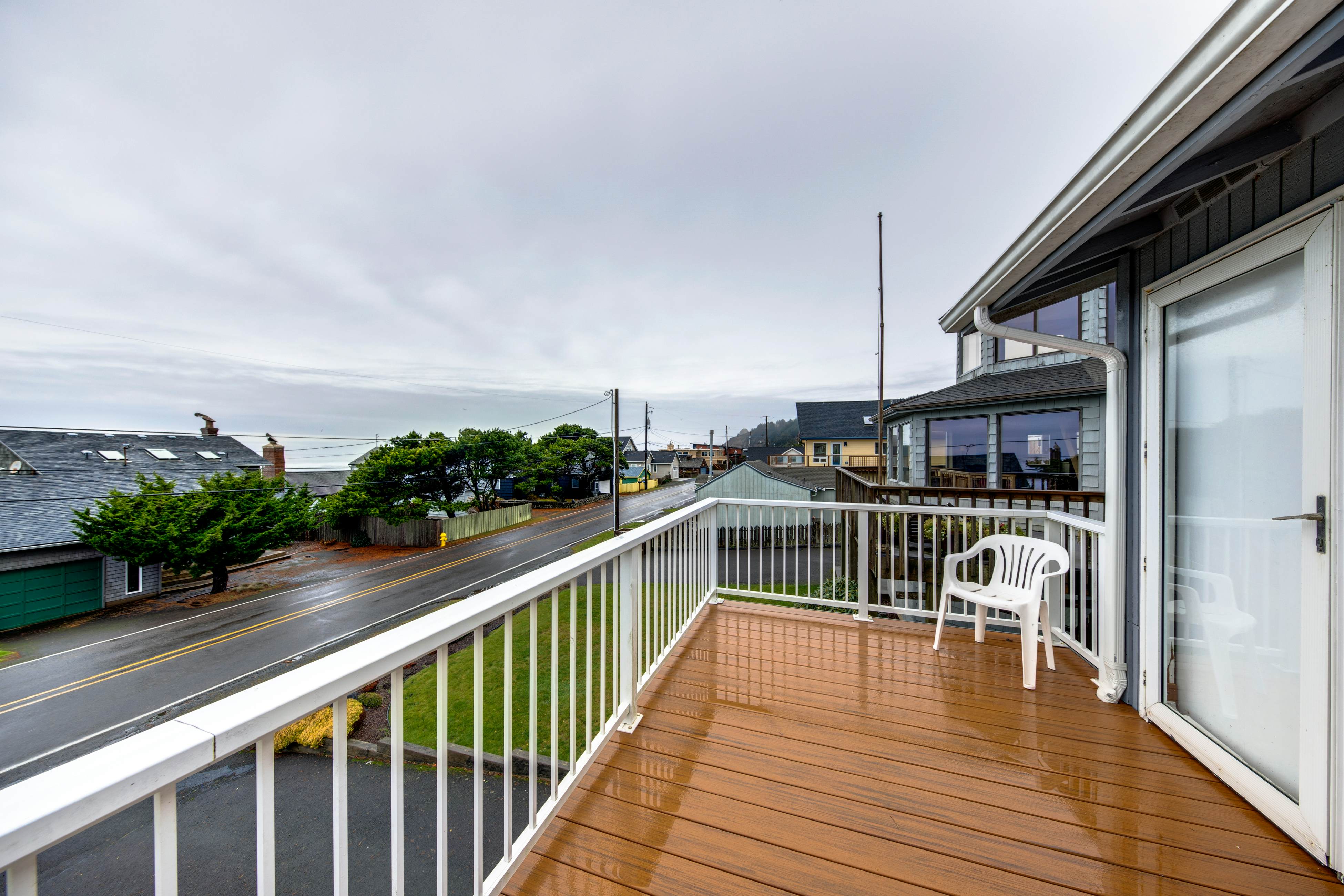 Cheerful home w/ ocean views, private hot tub, and gas grill - walk to the beach