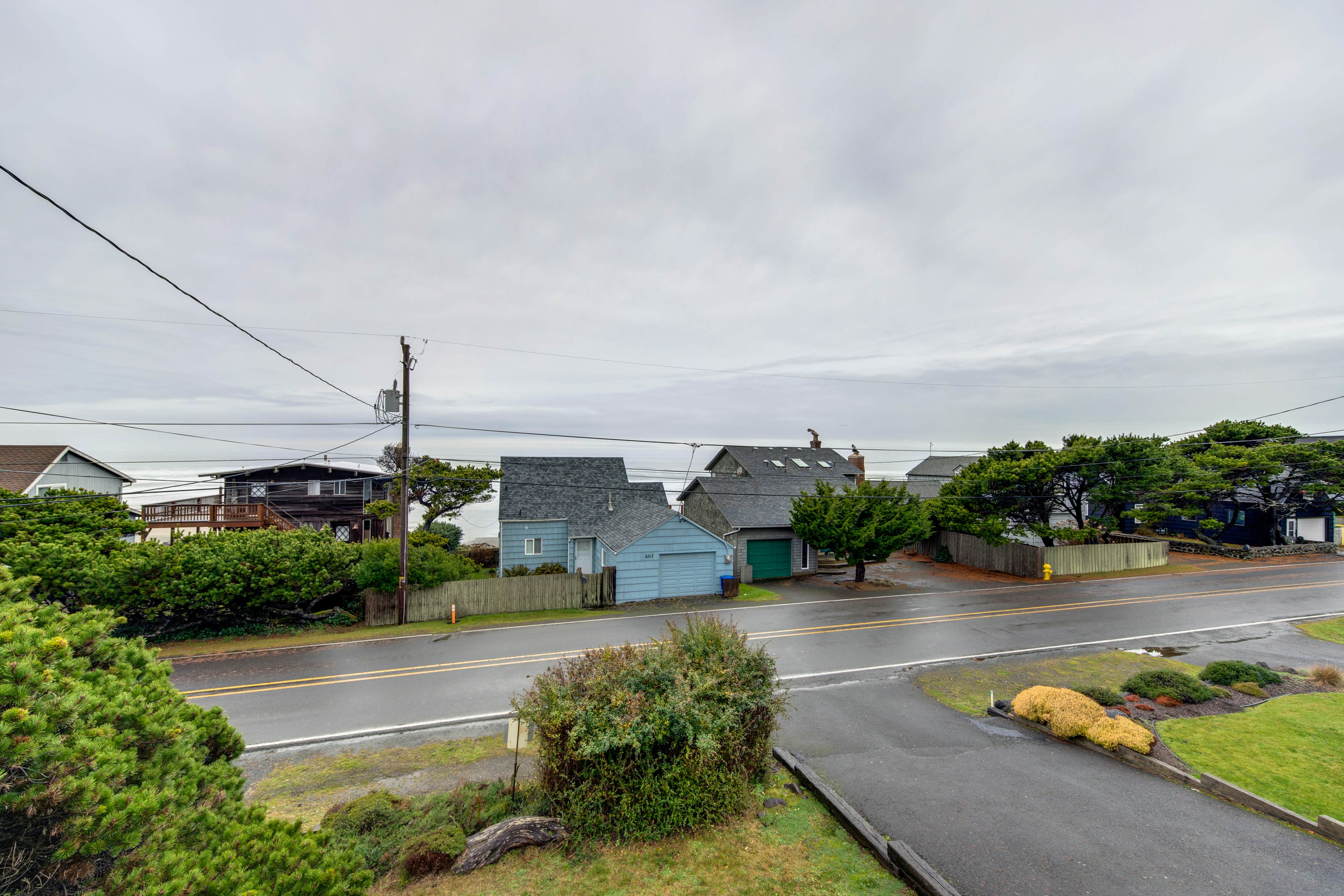 Cheerful home w/ ocean views, private hot tub, and gas grill - walk to the beach