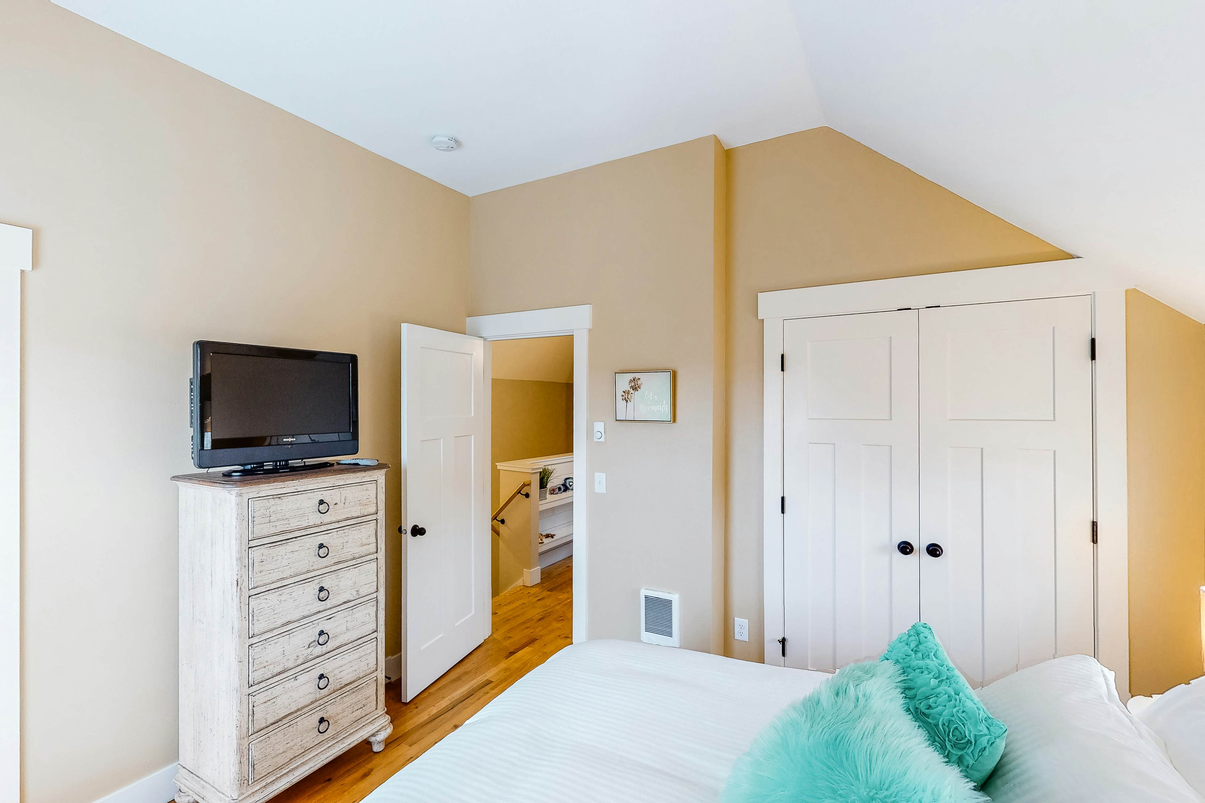 Charming, three-story getaway w/ two cozy living areas - walk to the beach