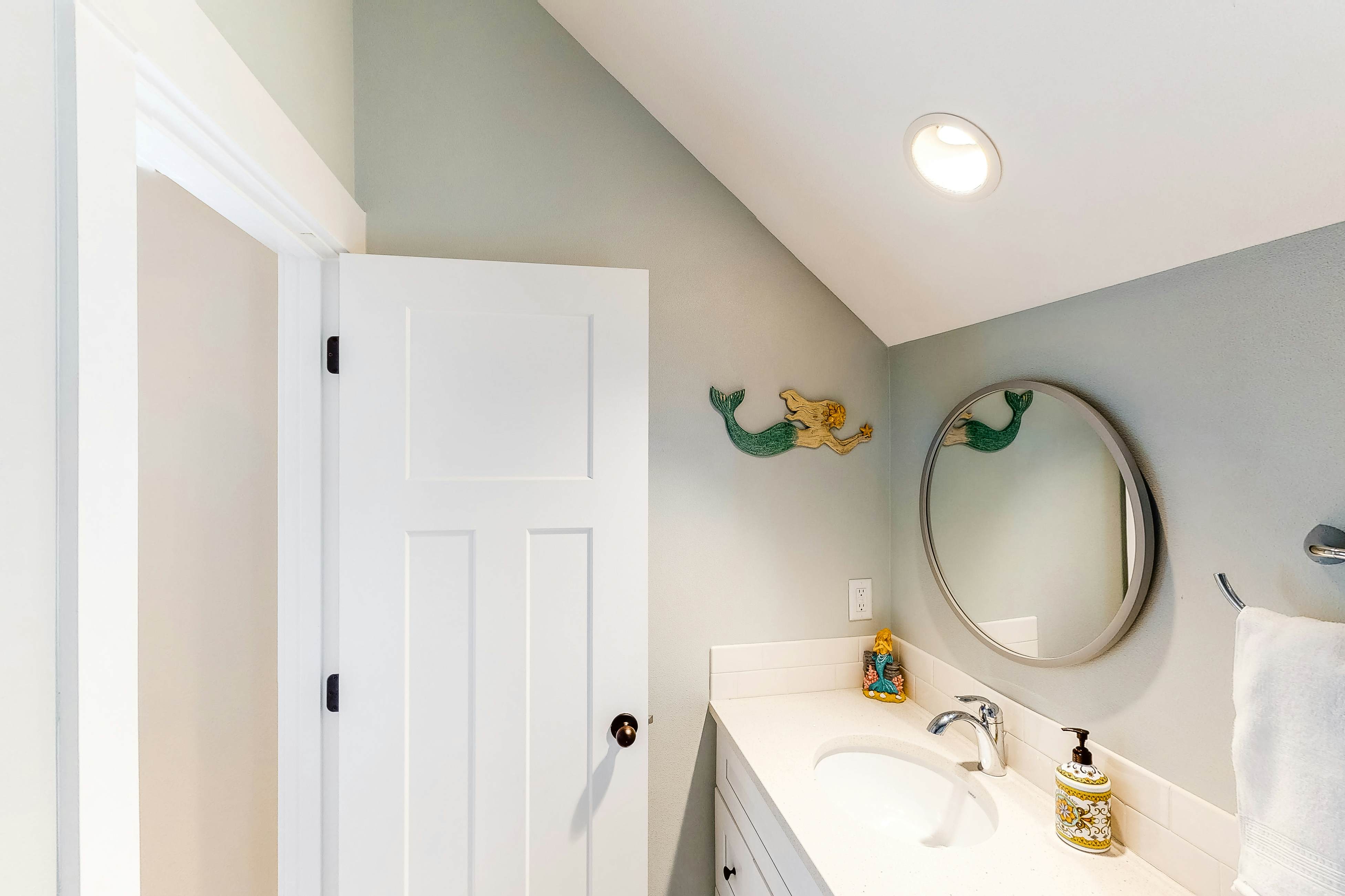 Charming, three-story getaway w/ two cozy living areas - walk to the beach