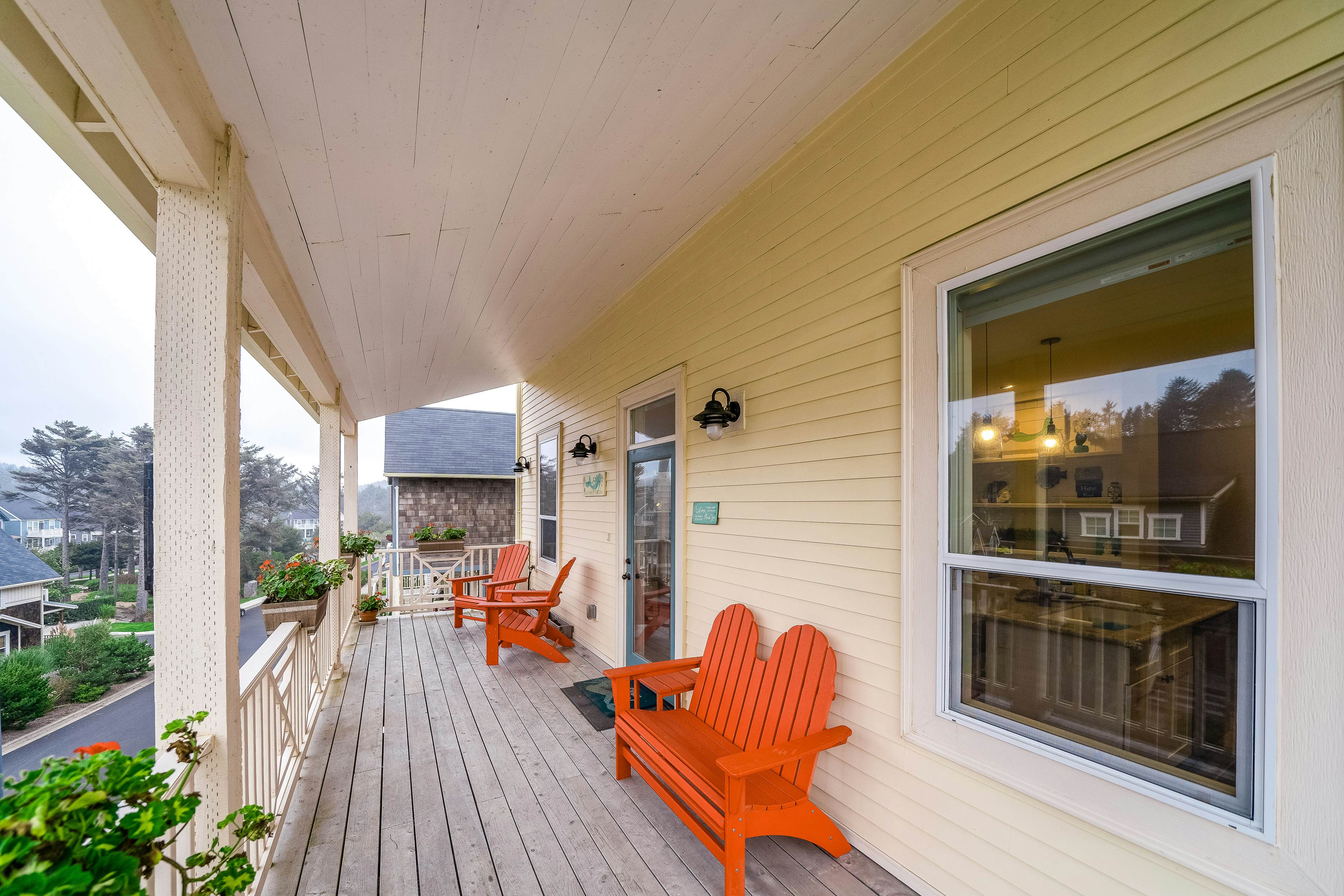 Charming, three-story getaway w/ two cozy living areas - walk to the beach