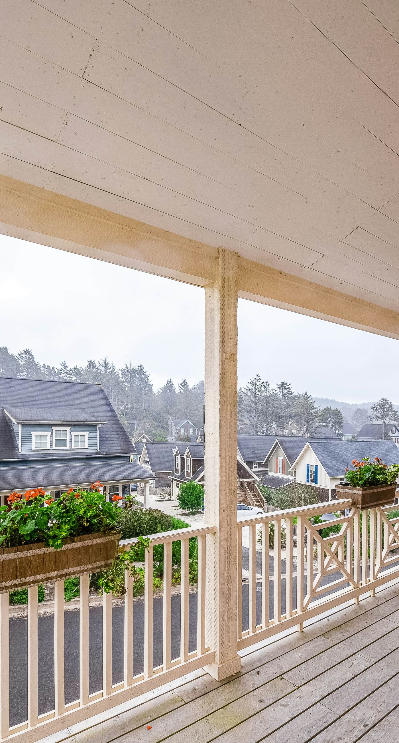 Charming three story getaway with two cozy living areas walk to the beach