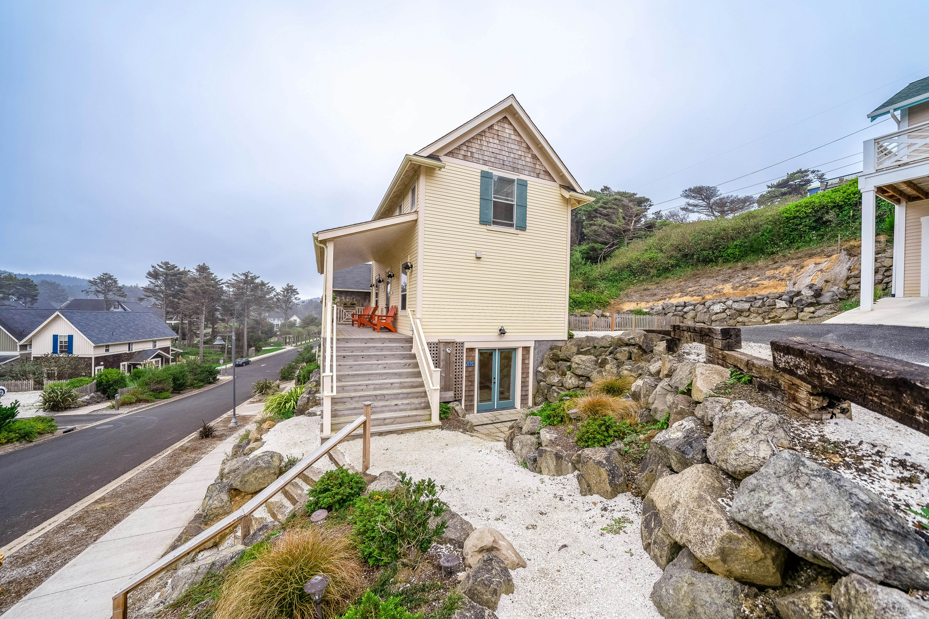 Charming, three-story getaway w/ two cozy living areas - walk to the beach