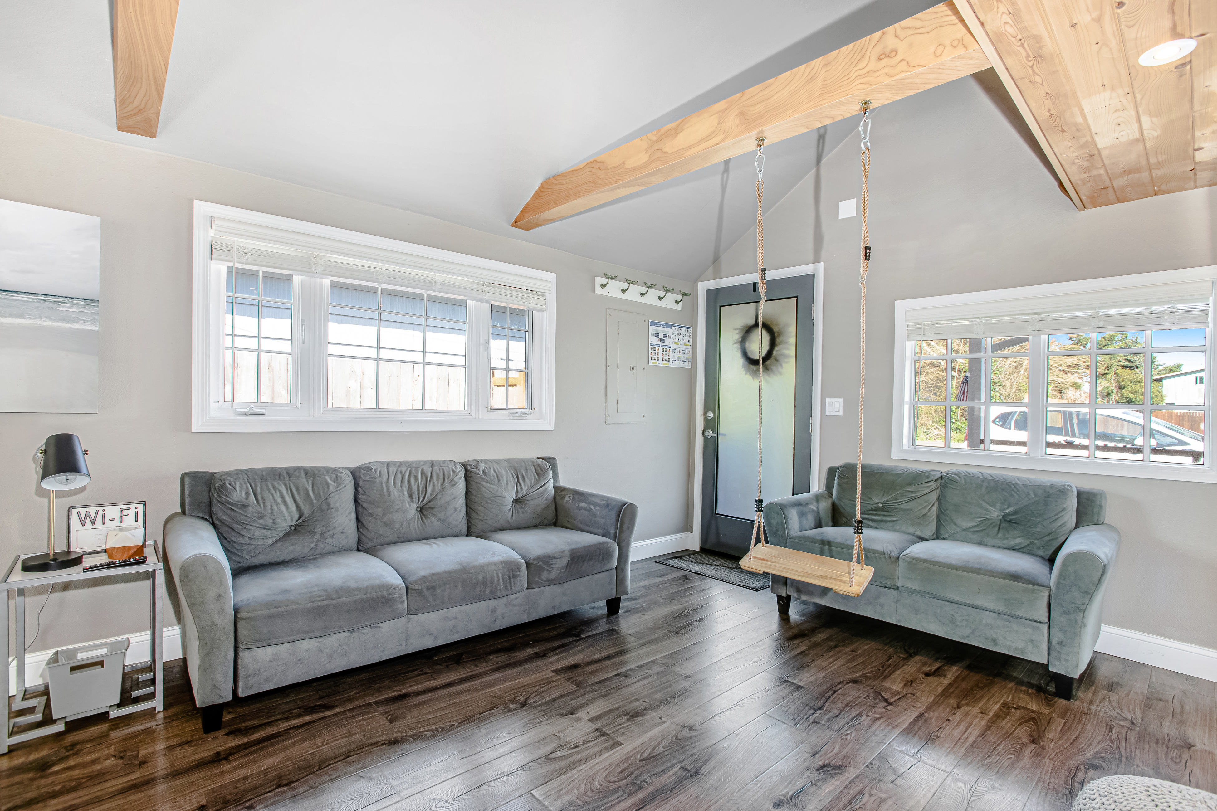 Adorable dog friendly hideaway with free WiFi private washer dryer and firepit