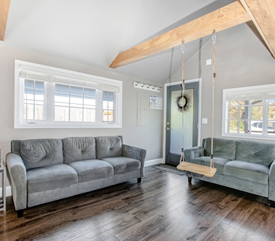 Adorable dog friendly hideaway with free WiFi private washer dryer and firepit