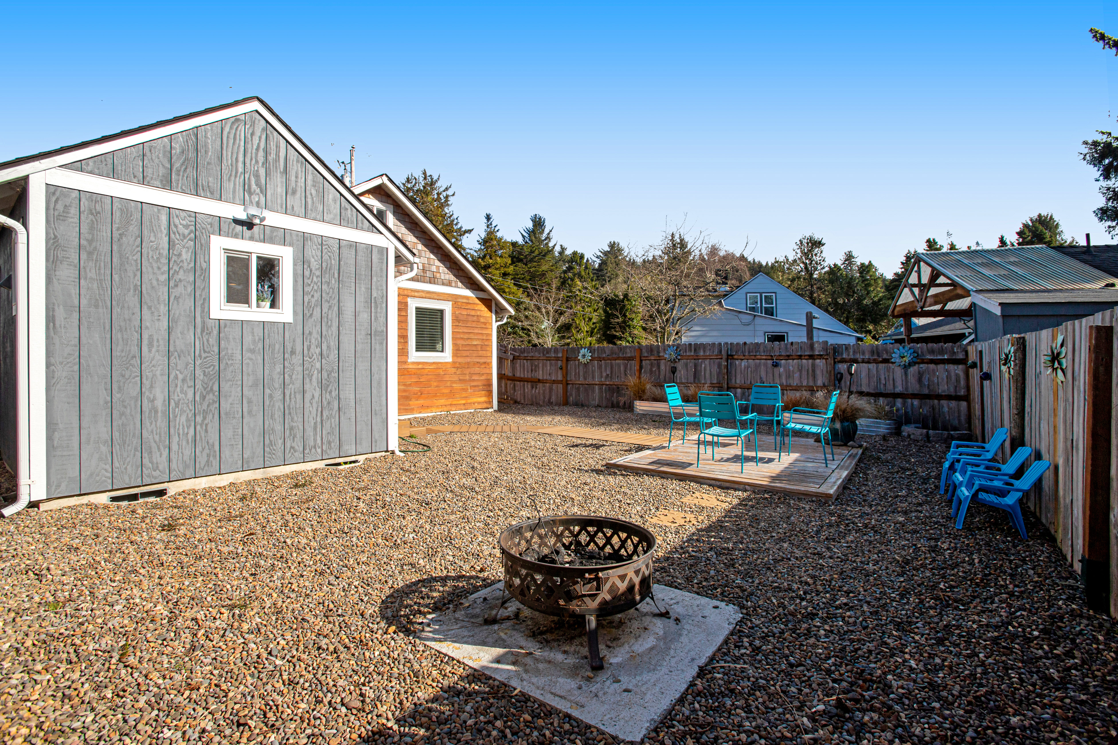 Adorable dog friendly hideaway with free WiFi private washer dryer and firepit