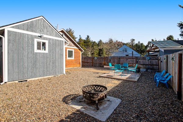 Adorable dog friendly hideaway with free WiFi private washer dryer and firepit