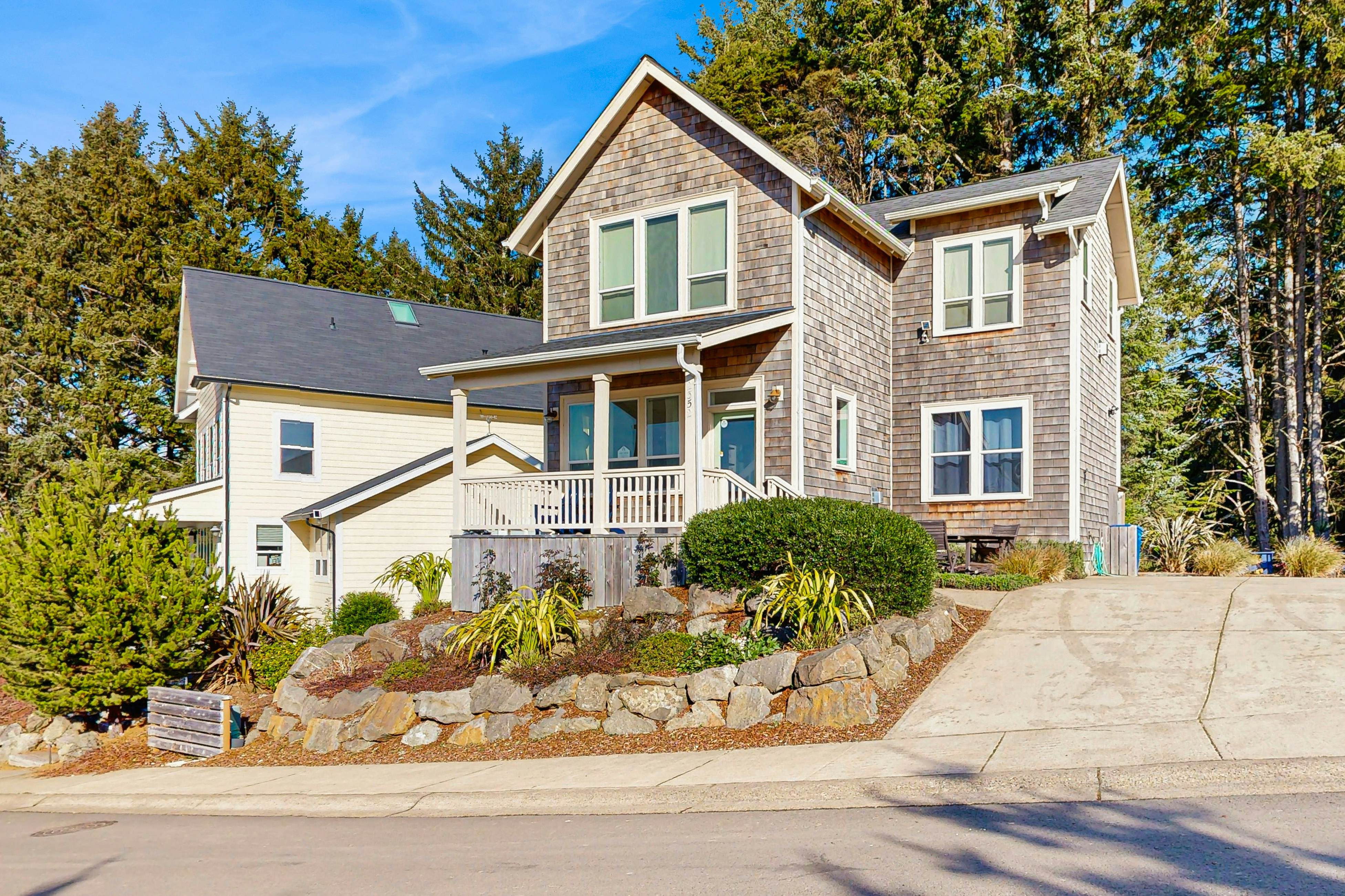 Wonderful coastal escape in the trees with private hot tub & fast WiFi - dogs OK