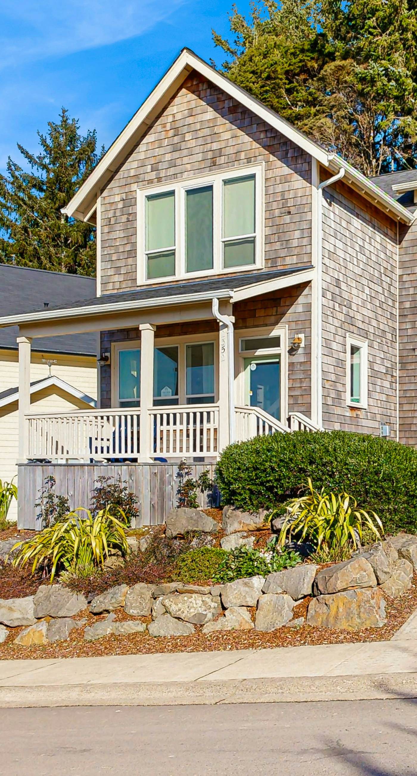 Wonderful coastal escape in the trees with private hot tub and fast WiFi dogs OK