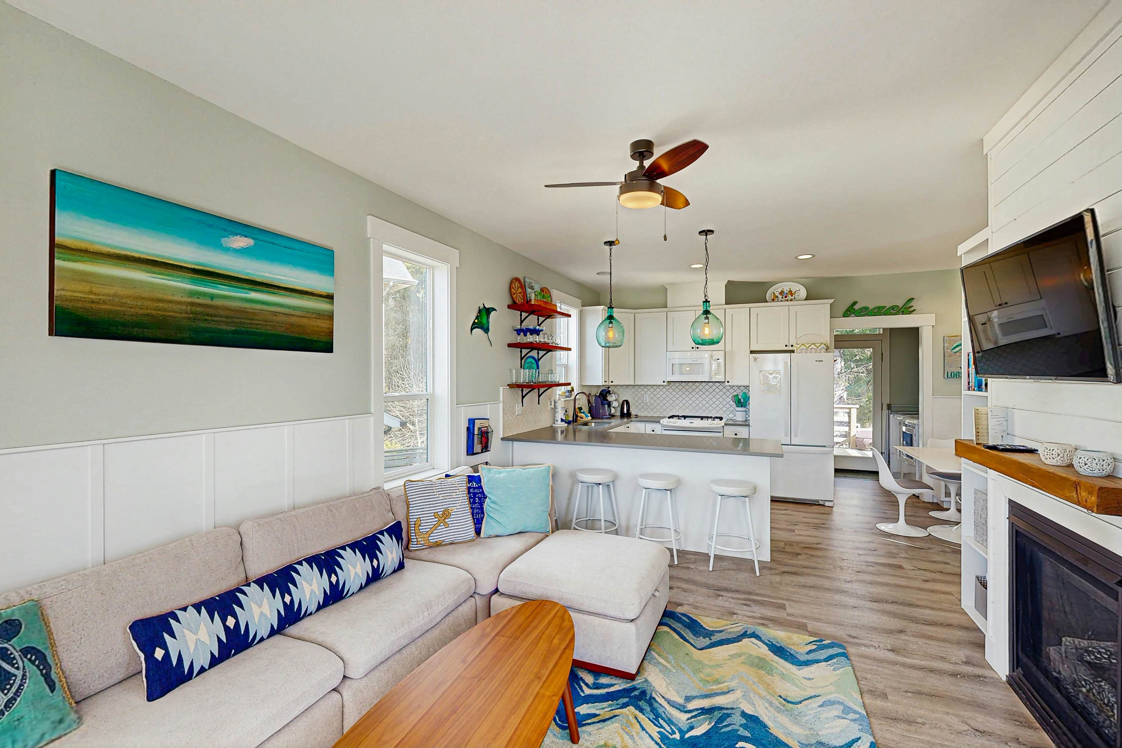 Wonderful coastal escape in the trees with private hot tub & fast WiFi - dogs OK