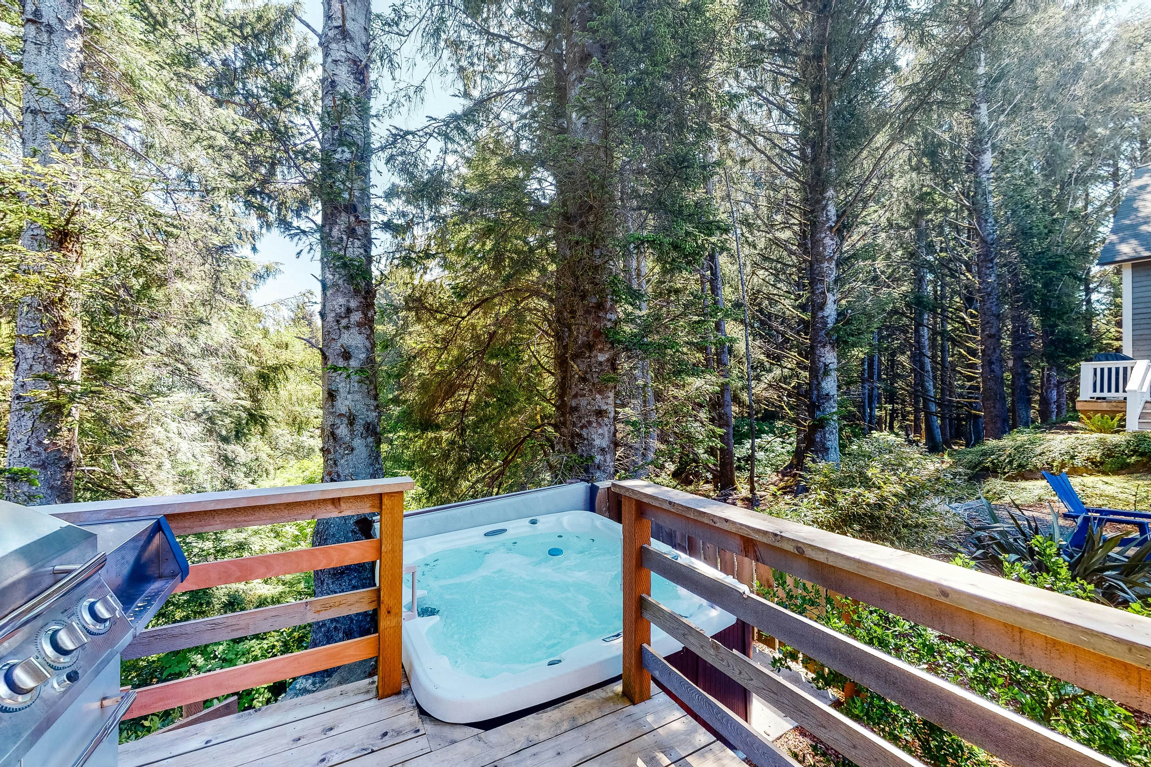 Wonderful coastal escape in the trees with private hot tub & fast WiFi - dogs OK