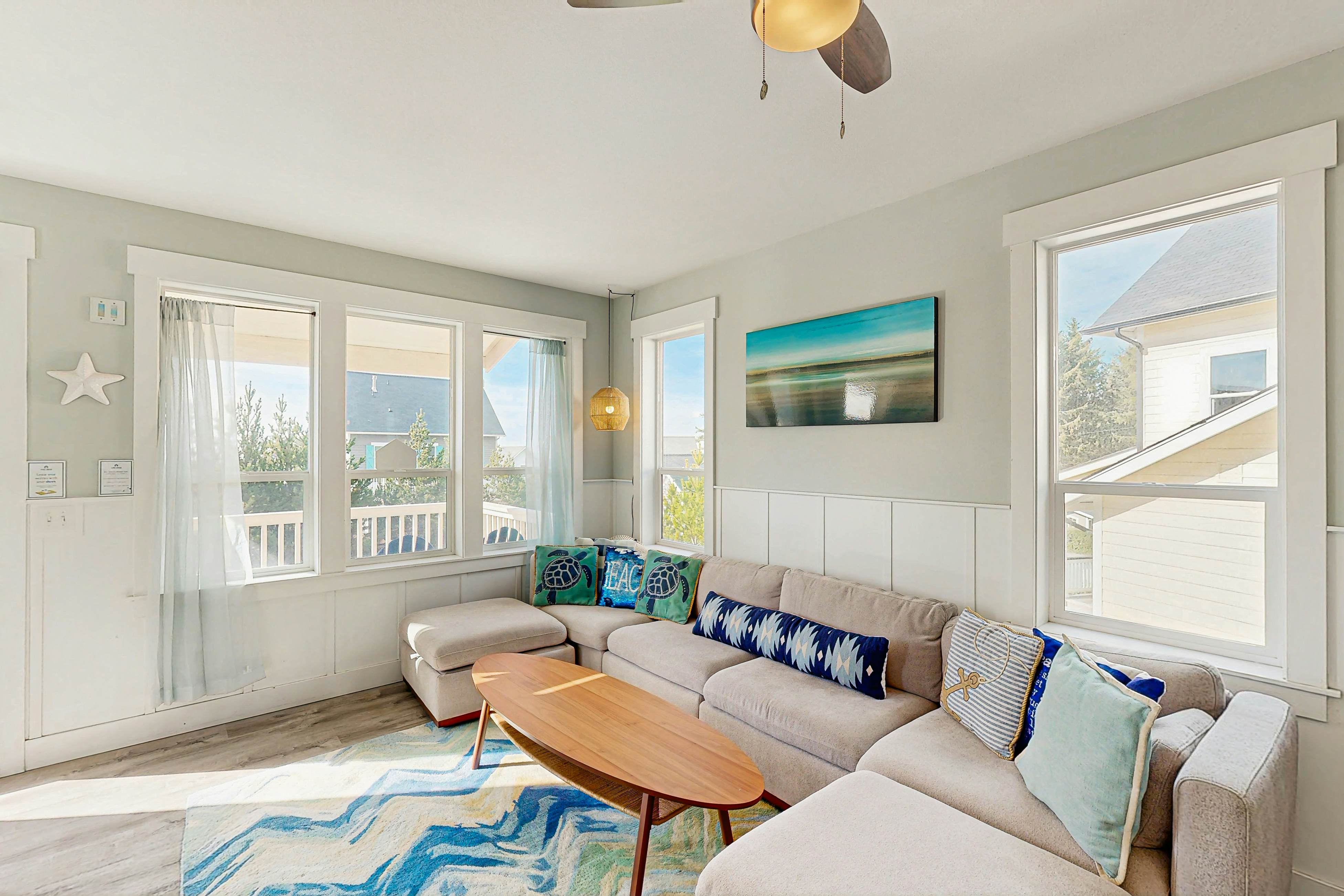 Wonderful coastal escape in the trees with private hot tub & fast WiFi - dogs OK