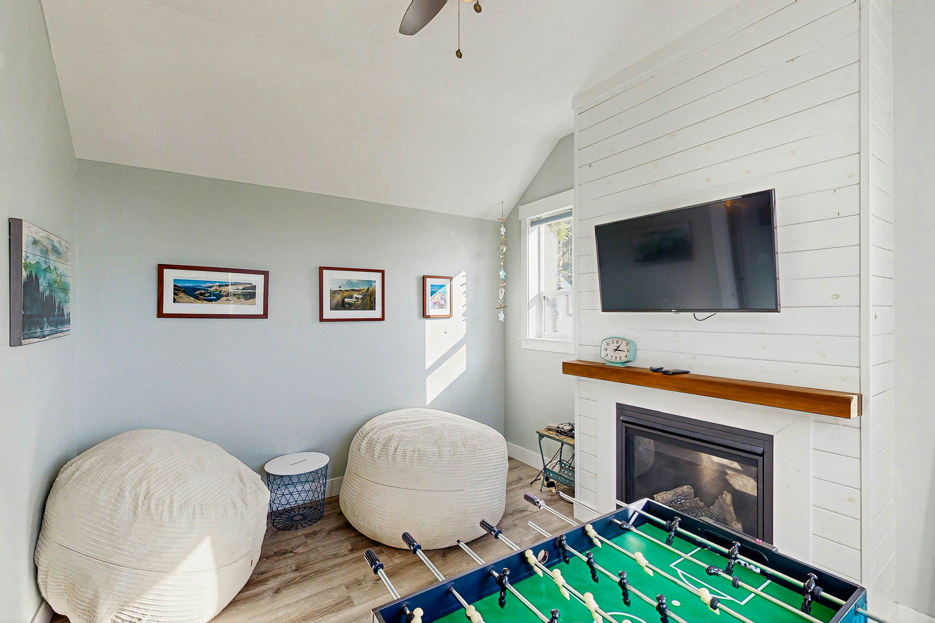 Wonderful coastal escape in the trees with private hot tub & fast WiFi - dogs OK