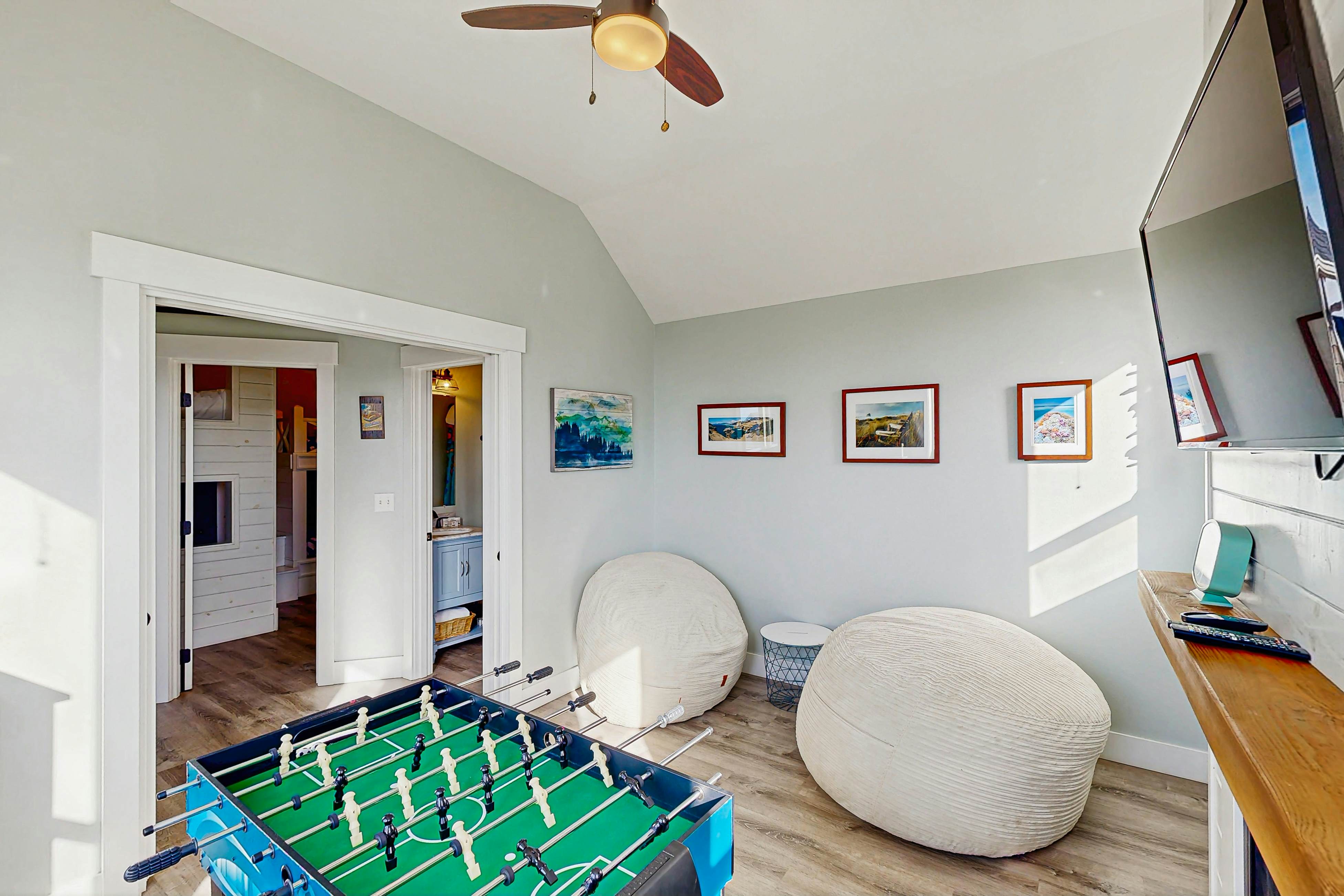 Wonderful coastal escape in the trees with private hot tub & fast WiFi - dogs OK