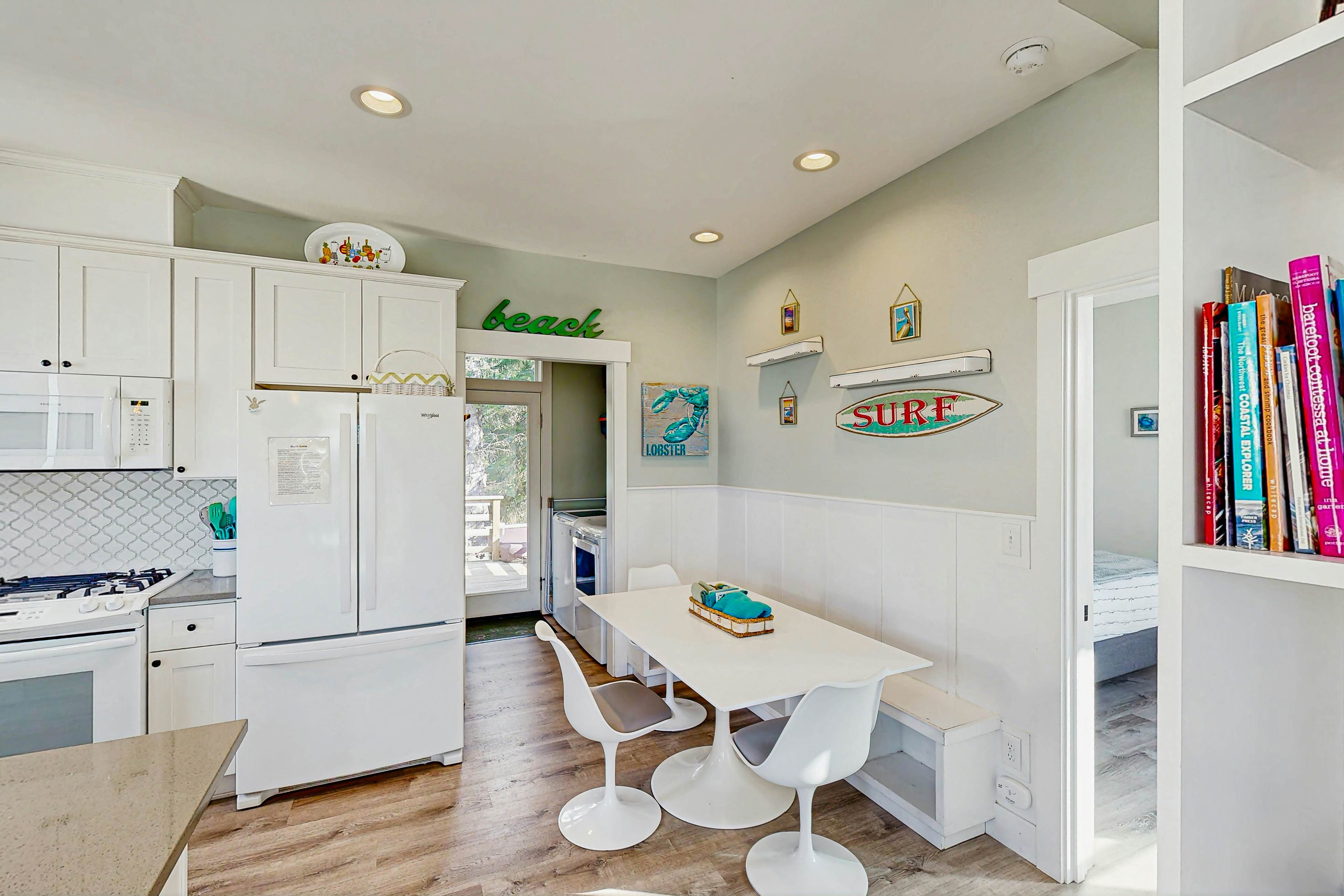 Wonderful coastal escape in the trees with private hot tub & fast WiFi - dogs OK