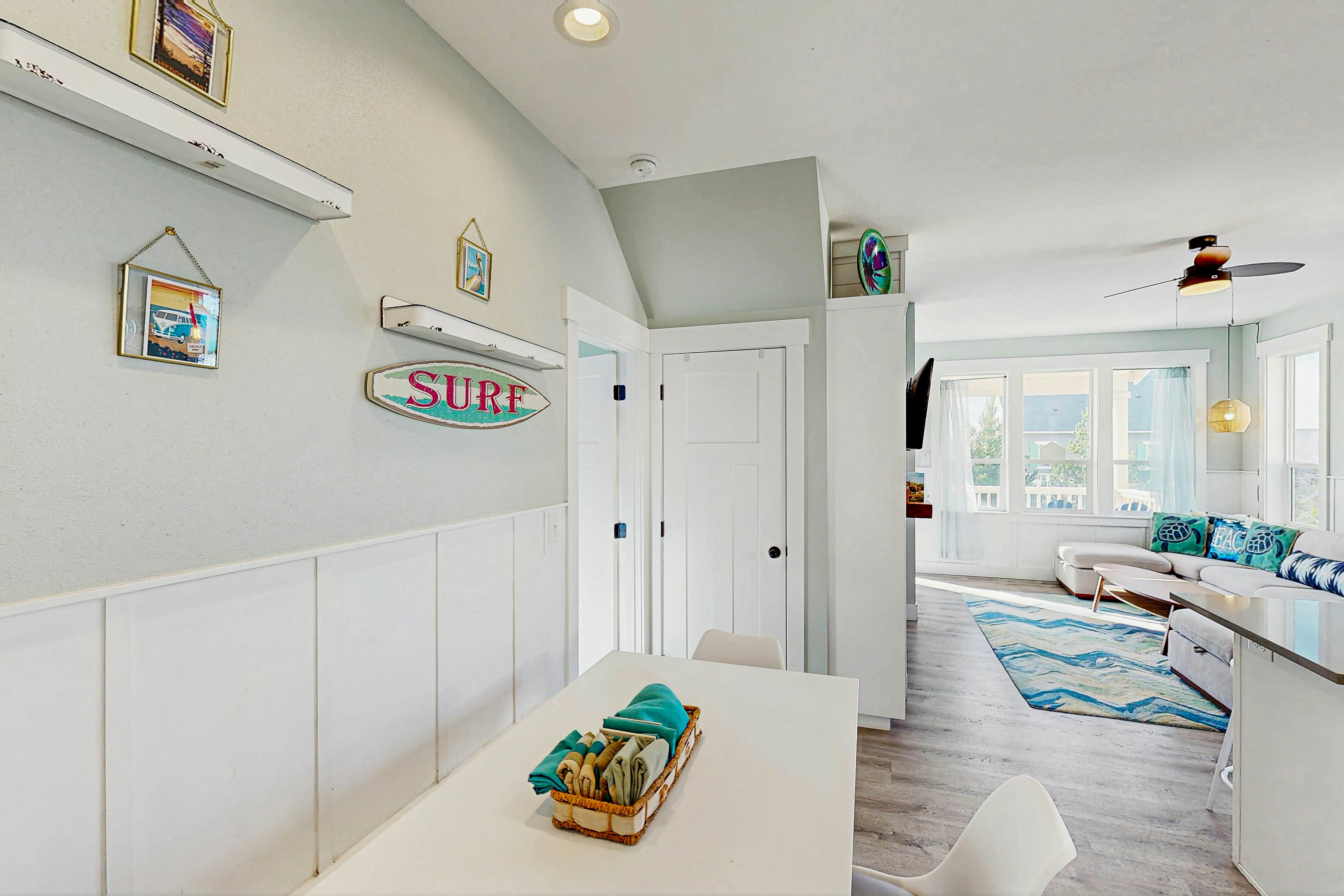 Wonderful coastal escape in the trees with private hot tub & fast WiFi - dogs OK