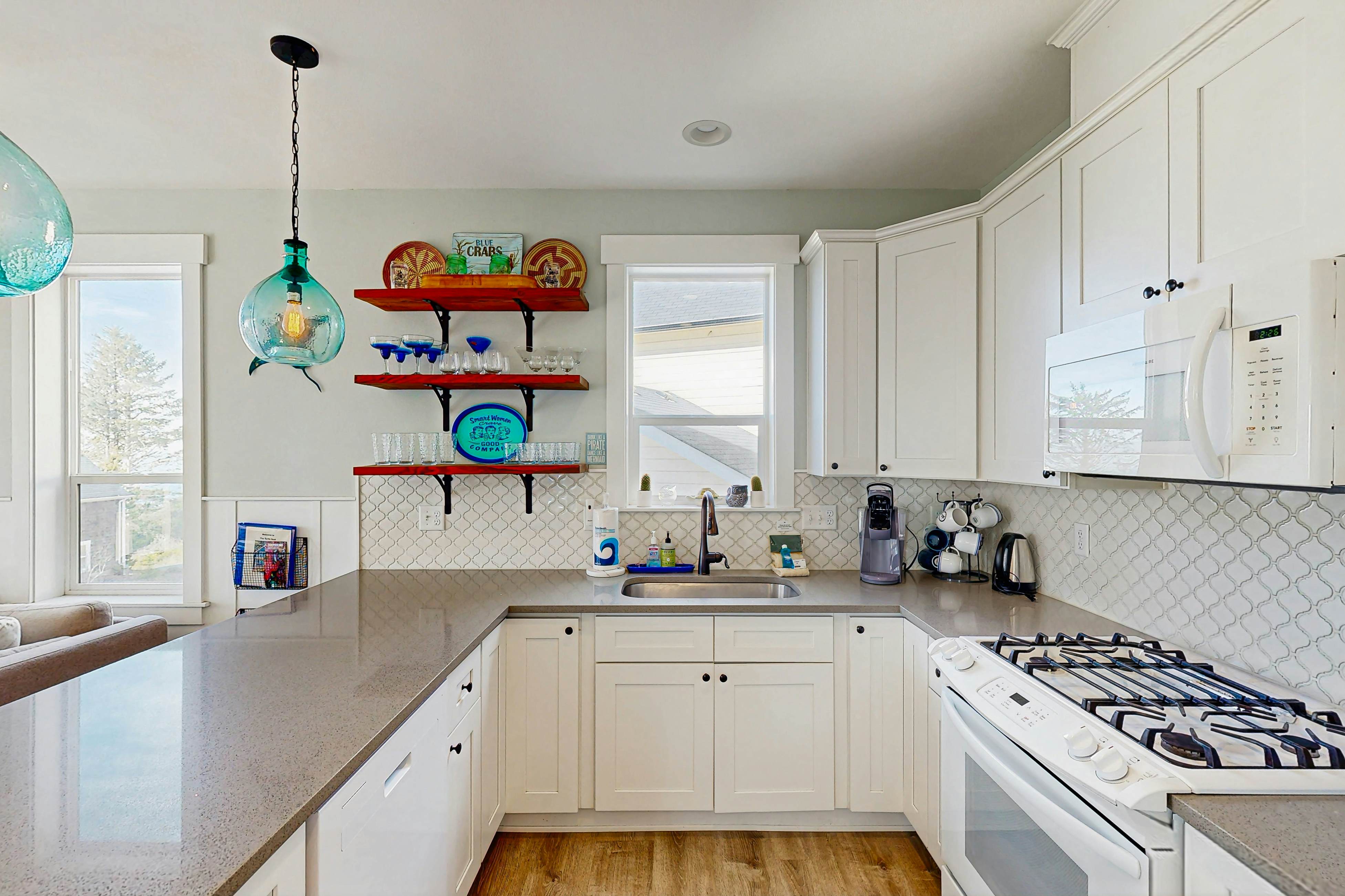 Wonderful coastal escape in the trees with private hot tub & fast WiFi - dogs OK