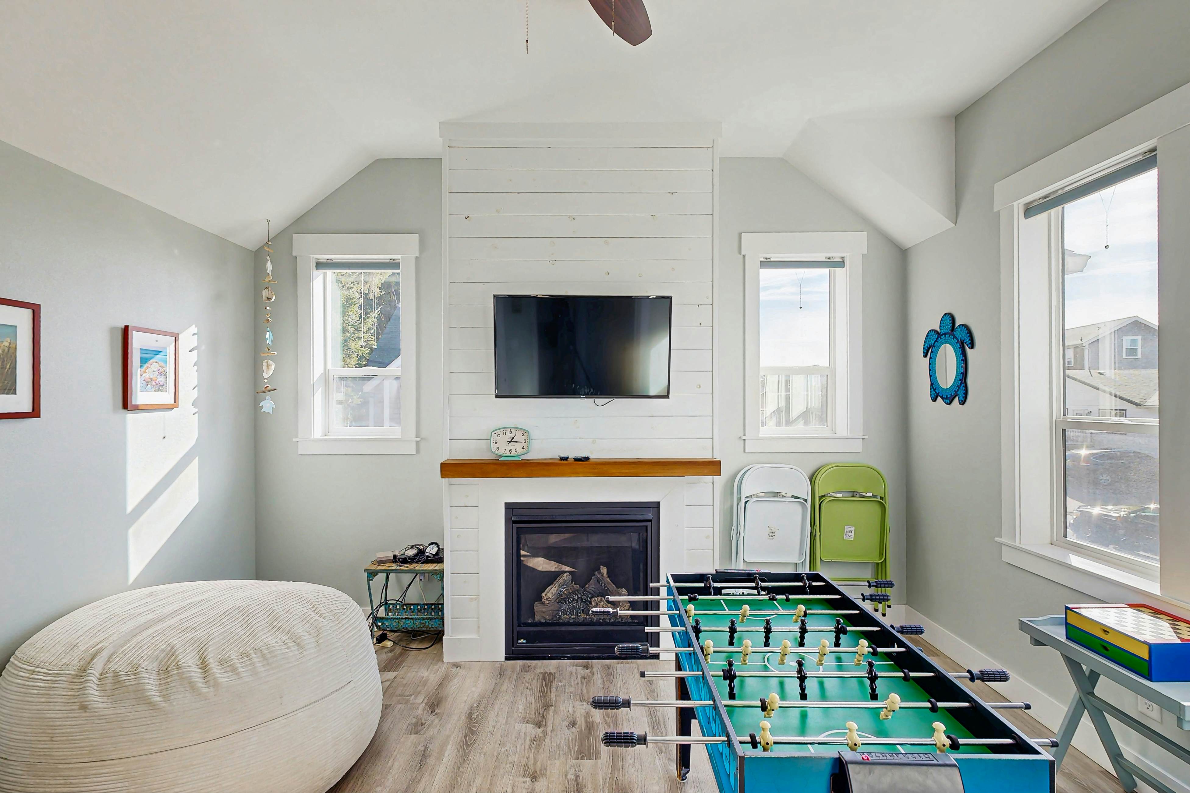 Wonderful coastal escape in the trees with private hot tub & fast WiFi - dogs OK