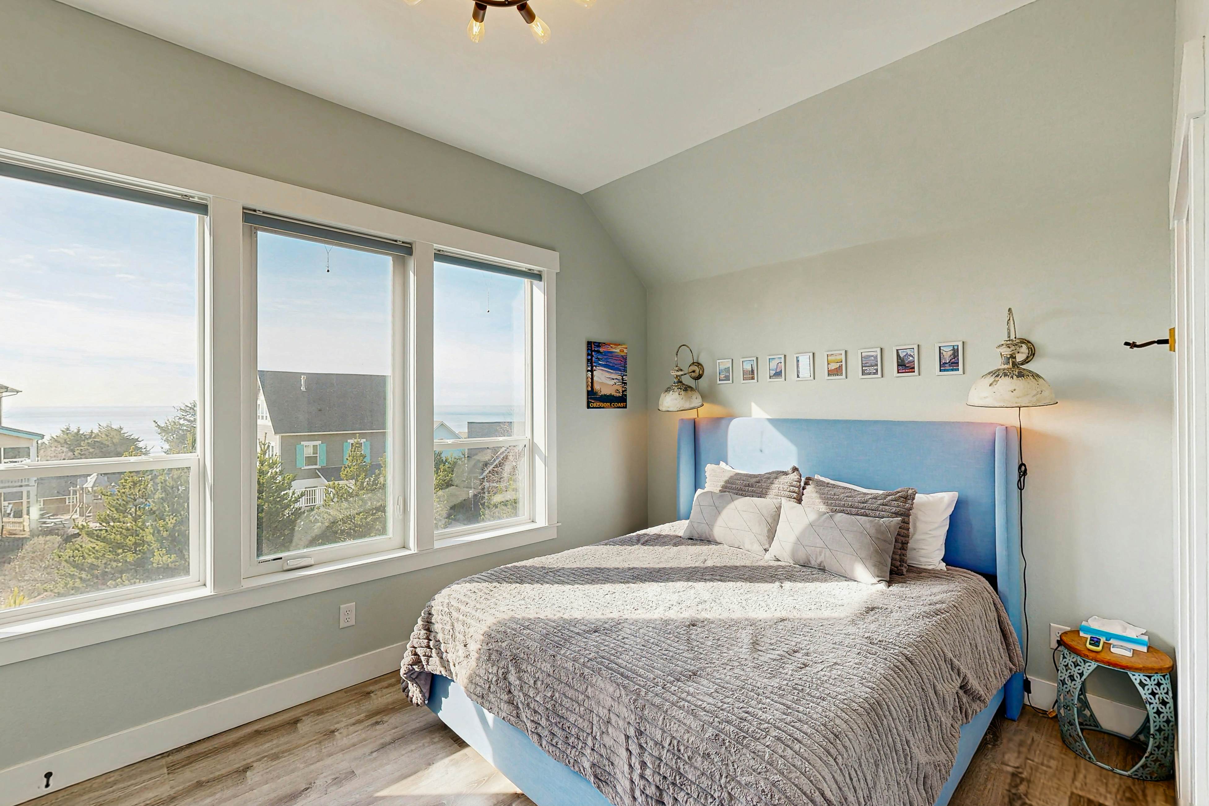 Wonderful coastal escape in the trees with private hot tub & fast WiFi - dogs OK