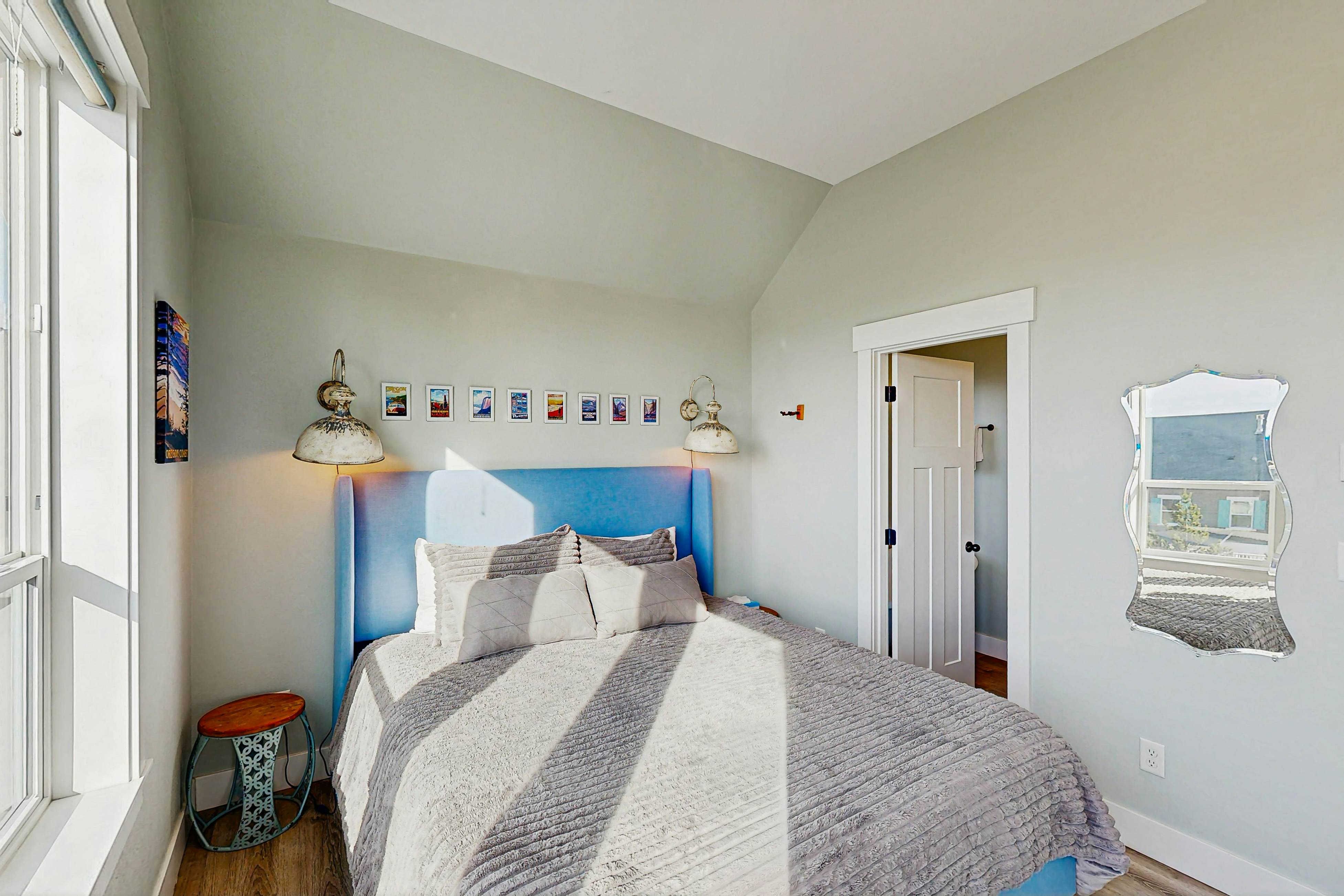 Wonderful coastal escape in the trees with private hot tub & fast WiFi - dogs OK