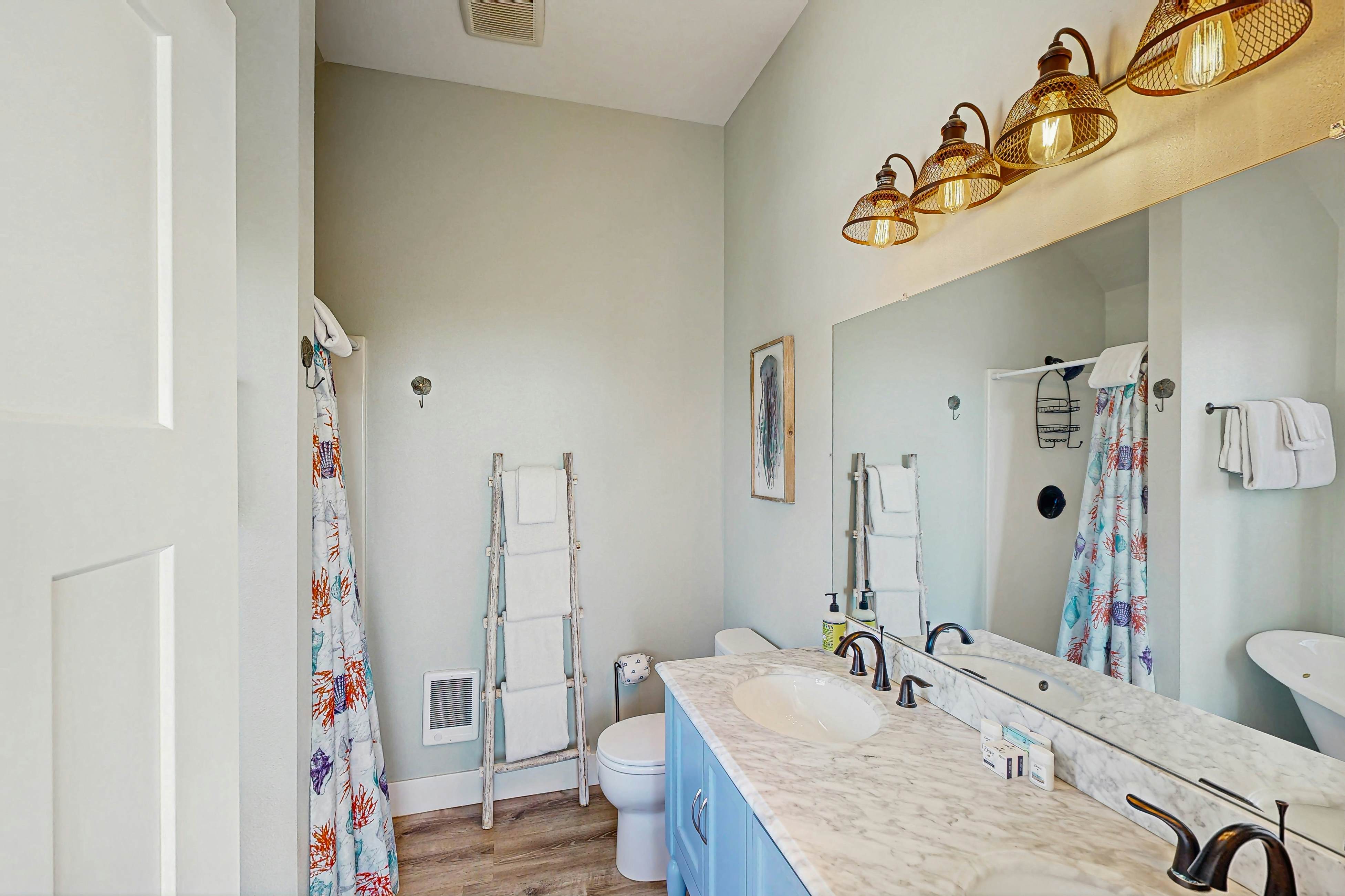 Wonderful coastal escape in the trees with private hot tub & fast WiFi - dogs OK