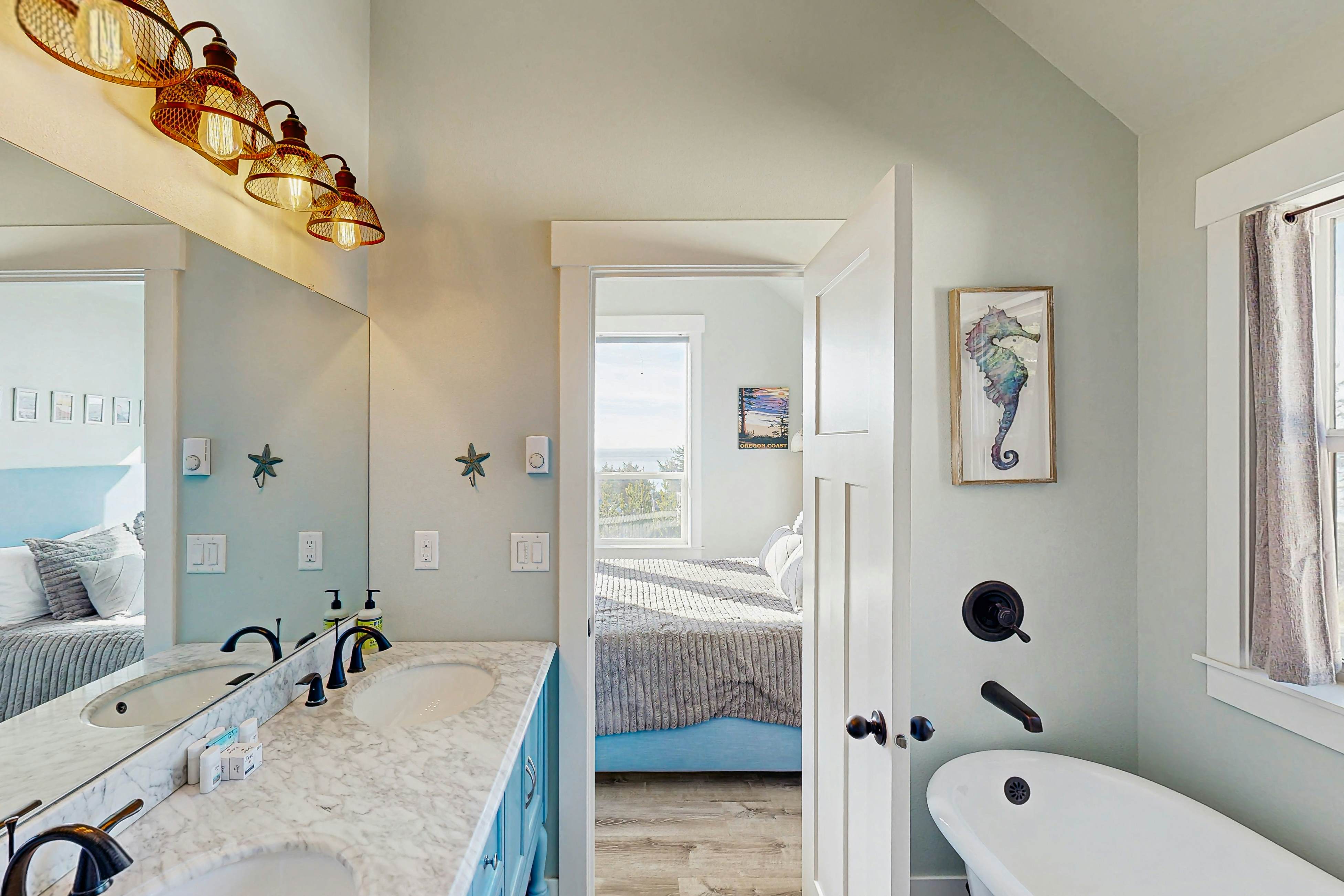 Wonderful coastal escape in the trees with private hot tub & fast WiFi - dogs OK