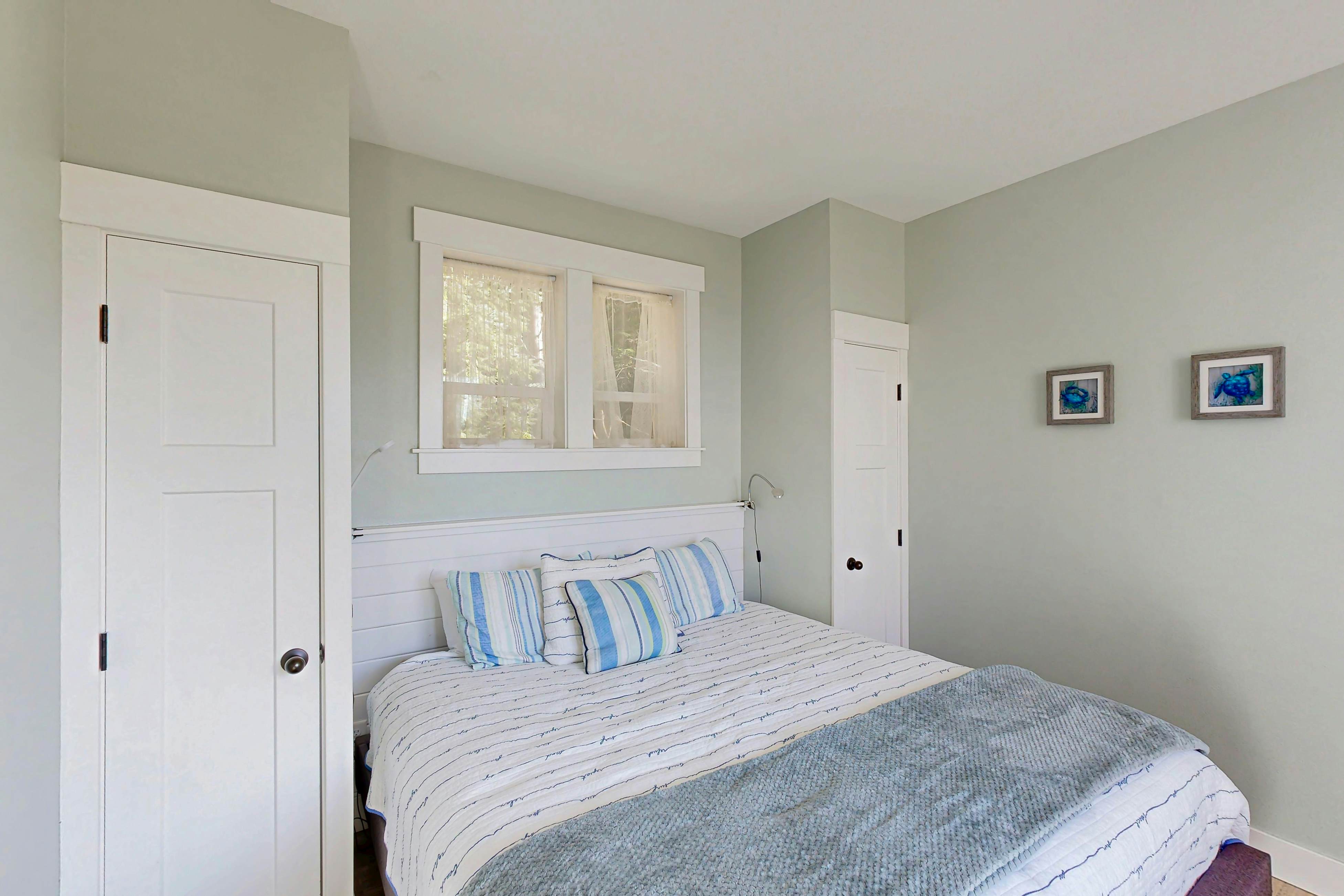 Wonderful coastal escape in the trees with private hot tub & fast WiFi - dogs OK