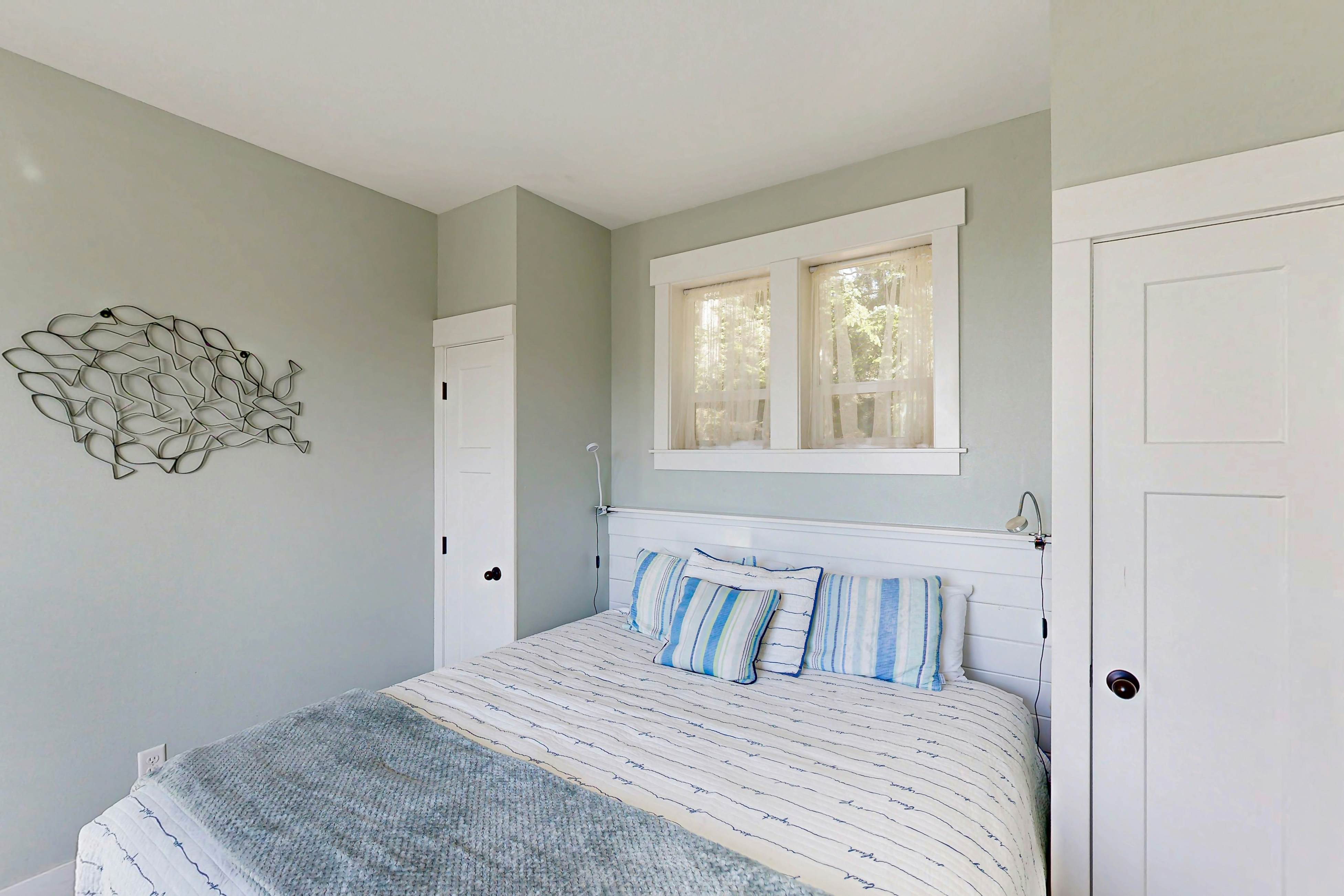 Wonderful coastal escape in the trees with private hot tub & fast WiFi - dogs OK