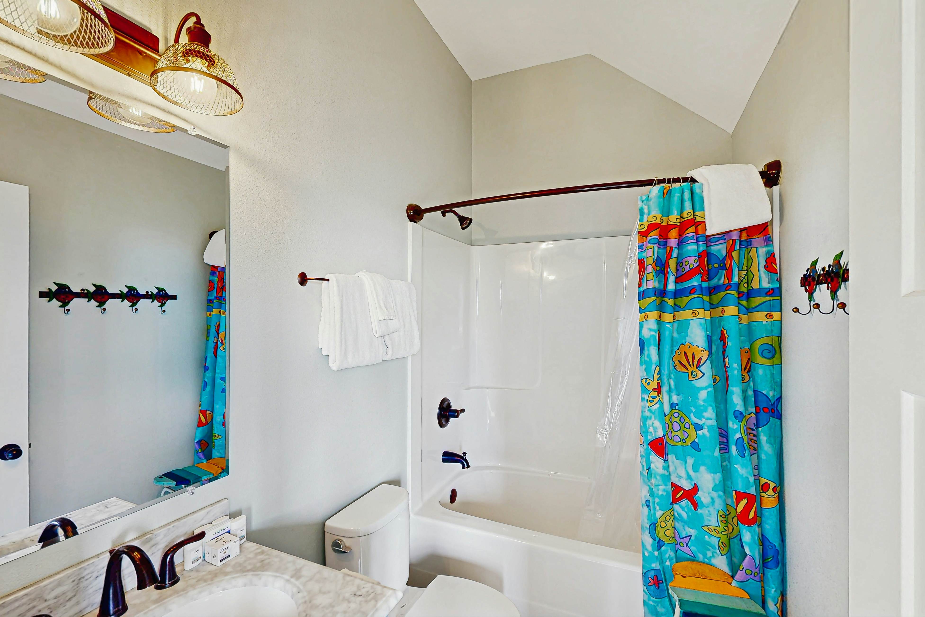 Wonderful coastal escape in the trees with private hot tub & fast WiFi - dogs OK