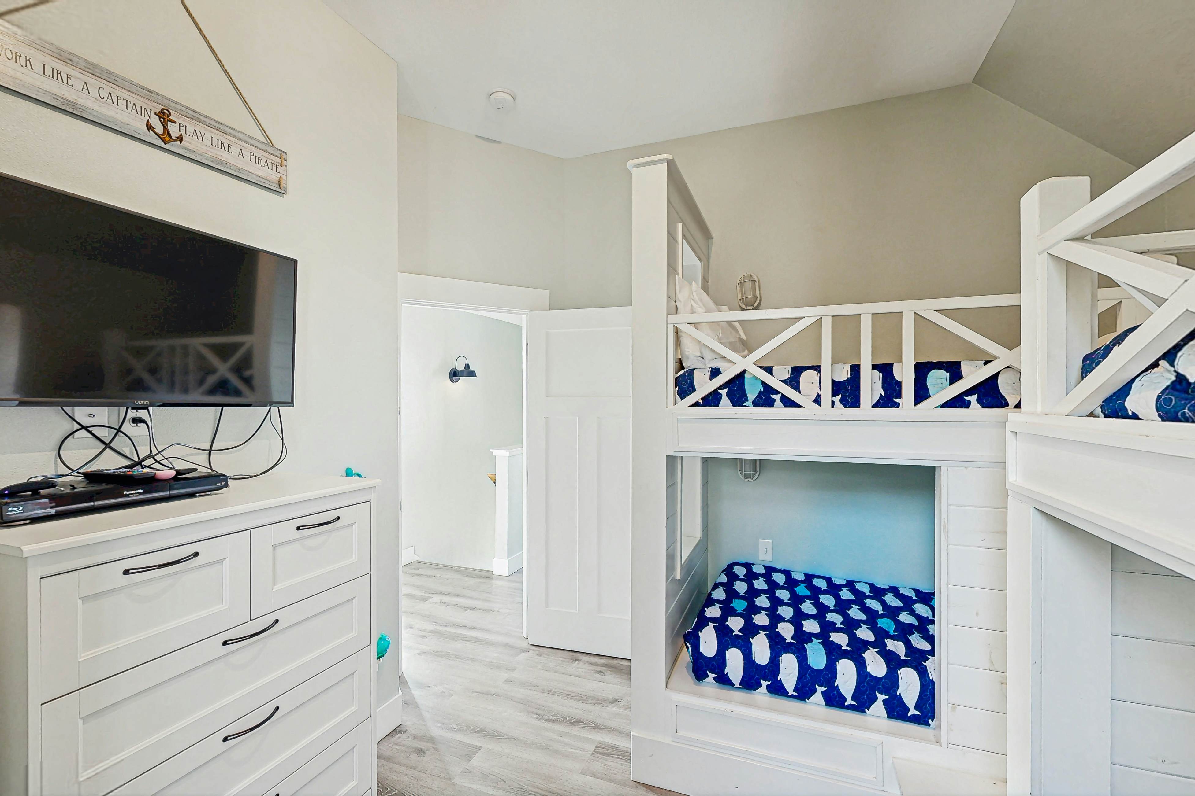 Wonderful coastal escape in the trees with private hot tub & fast WiFi - dogs OK