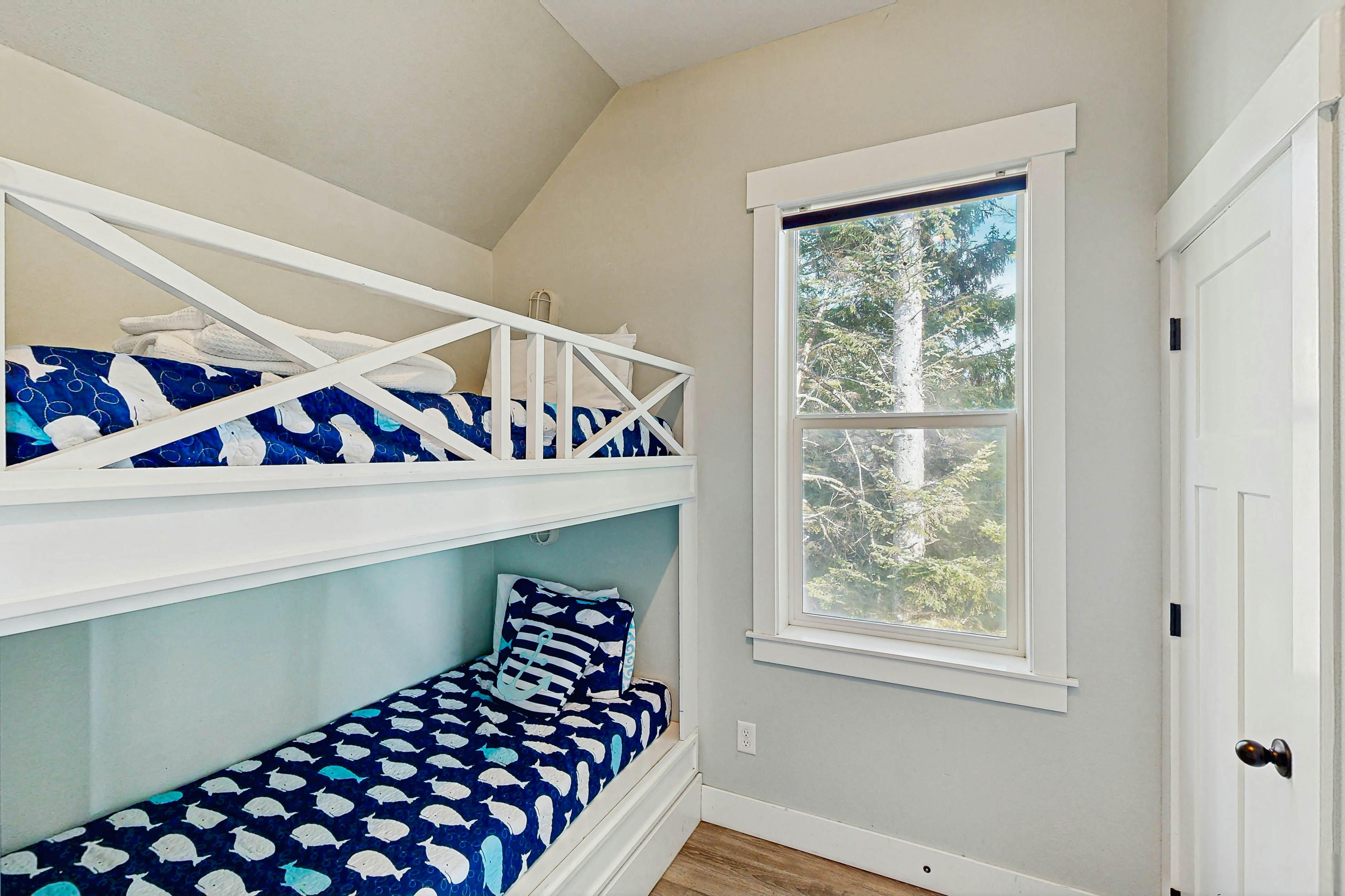 Wonderful coastal escape in the trees with private hot tub & fast WiFi - dogs OK