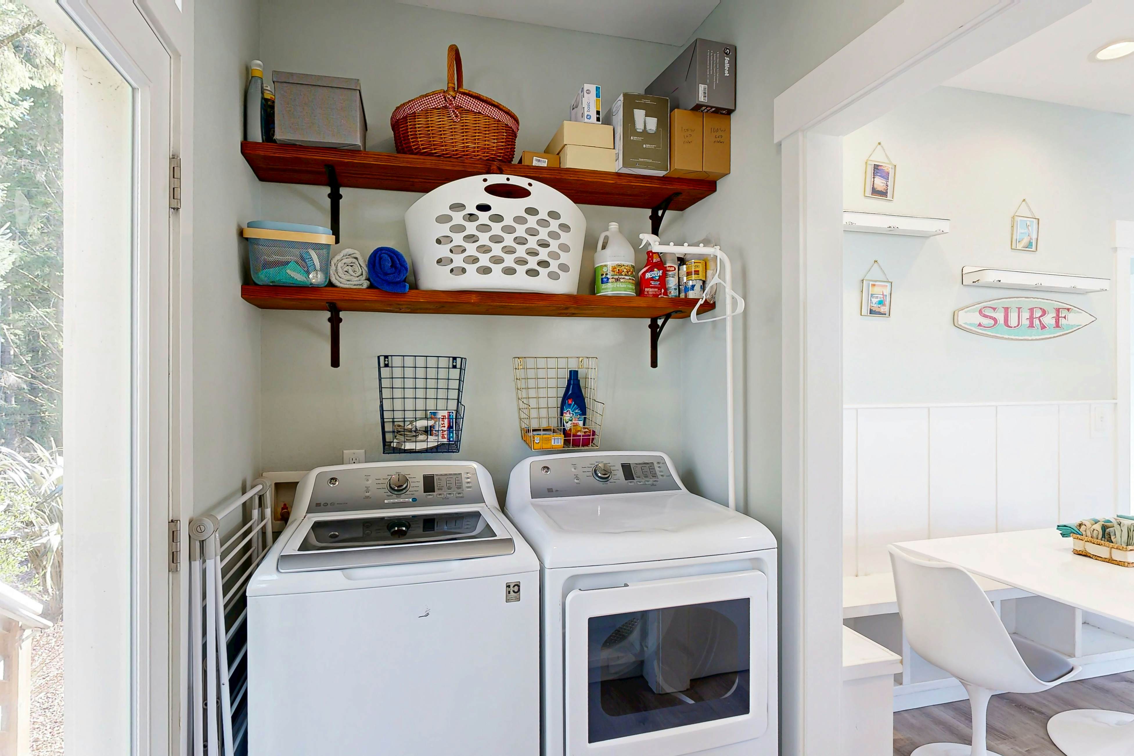 Wonderful coastal escape in the trees with private hot tub & fast WiFi - dogs OK