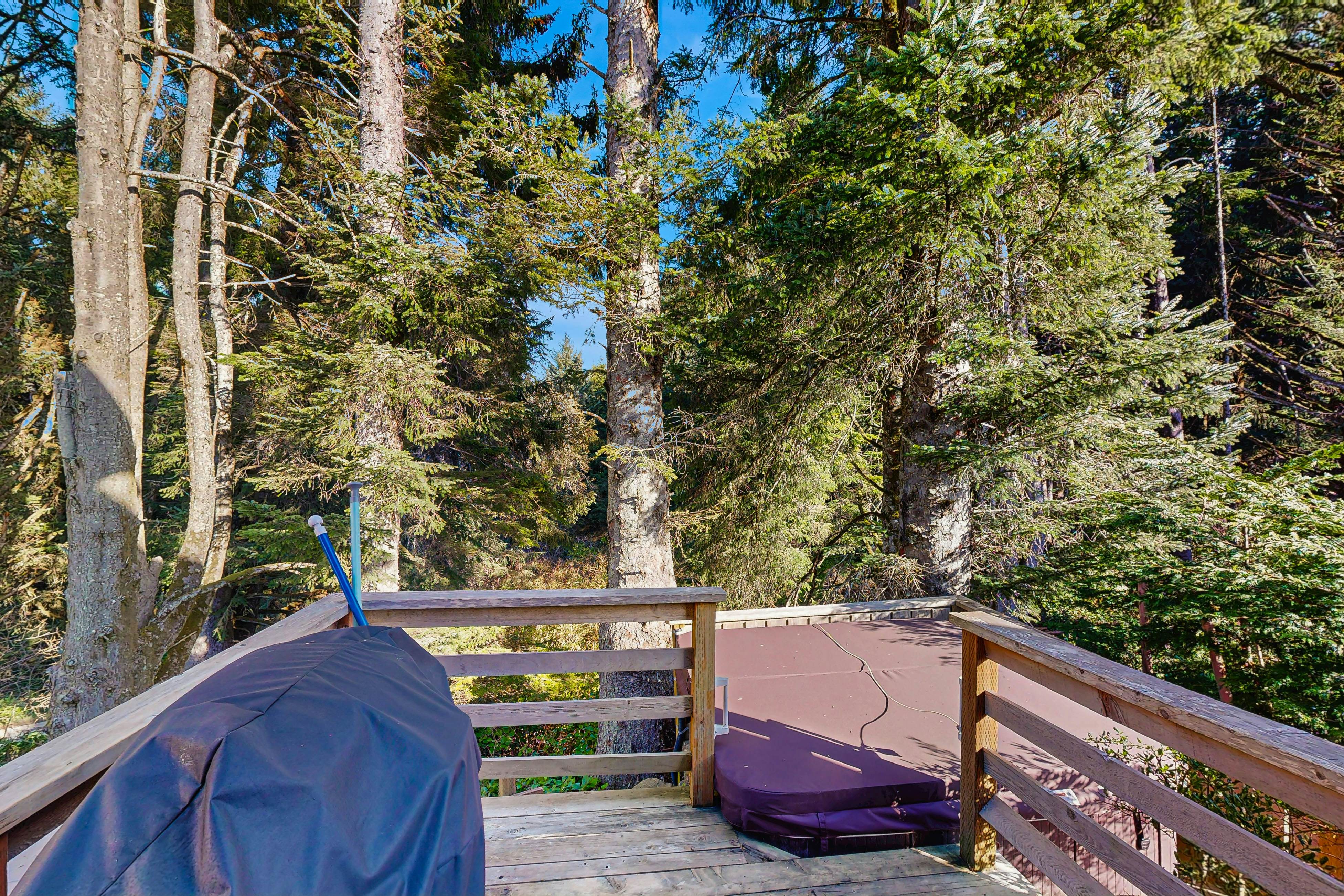 Wonderful coastal escape in the trees with private hot tub & fast WiFi - dogs OK