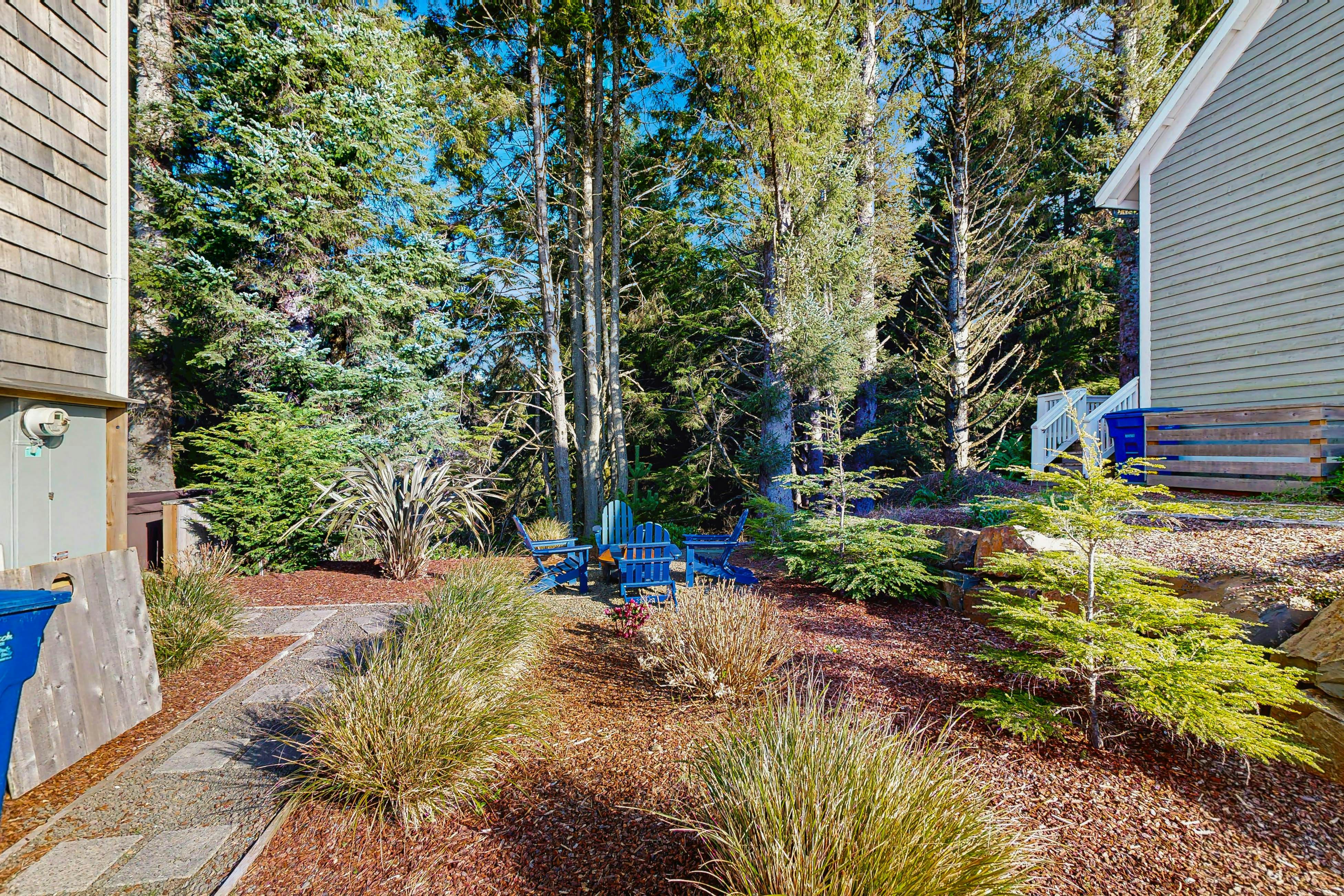 Wonderful coastal escape in the trees with private hot tub & fast WiFi - dogs OK