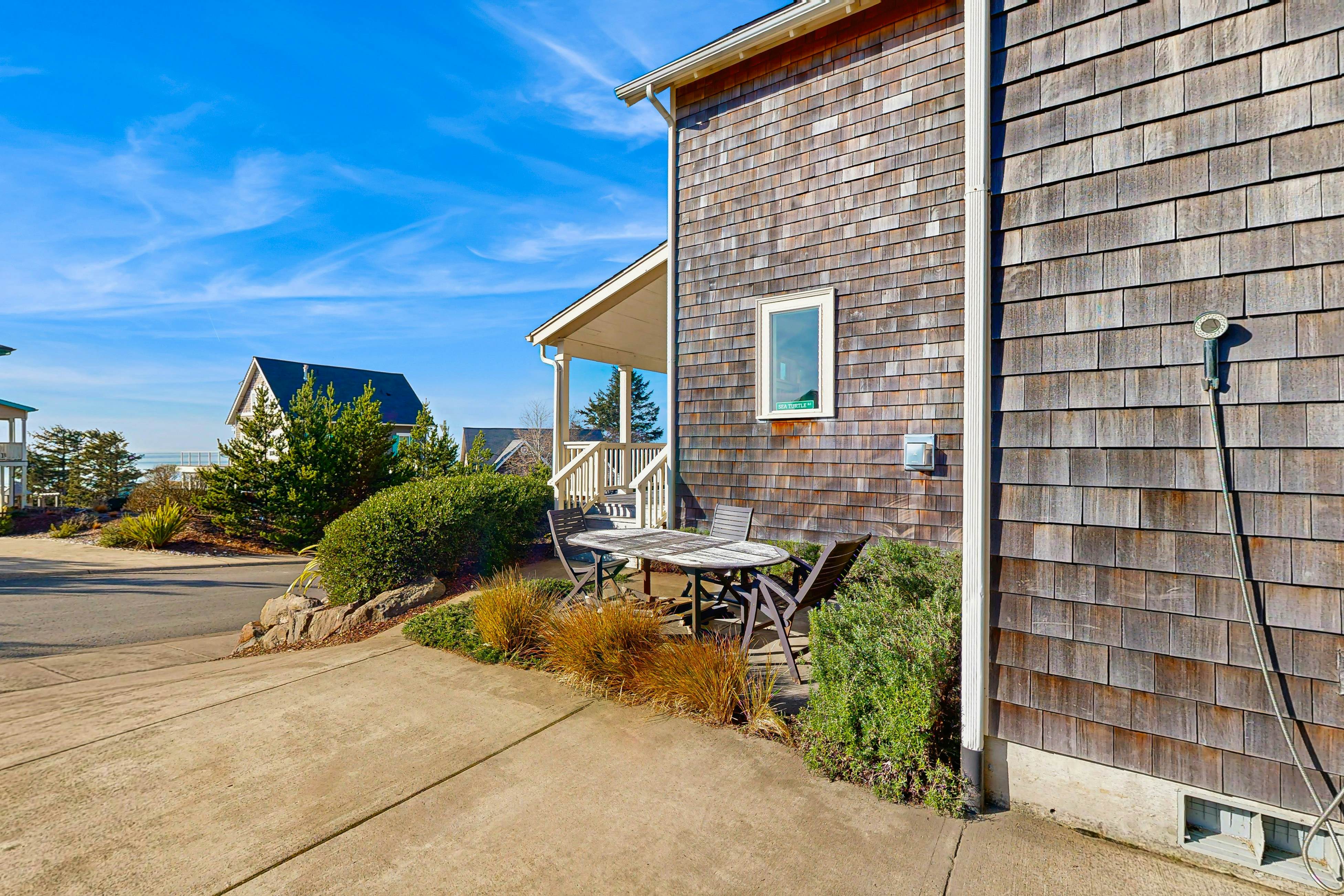 Wonderful coastal escape in the trees with private hot tub & fast WiFi - dogs OK