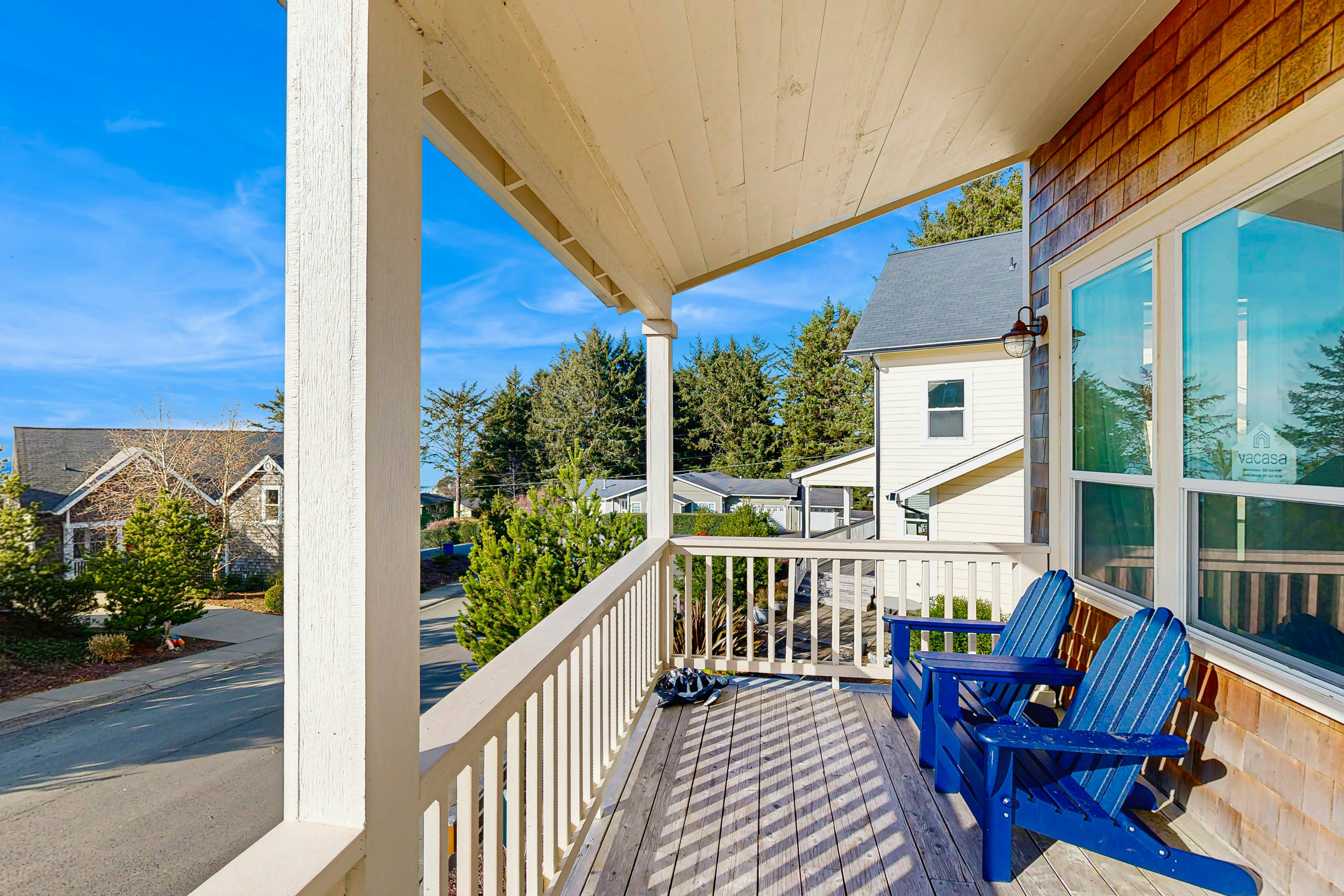 Wonderful coastal escape in the trees with private hot tub & fast WiFi - dogs OK