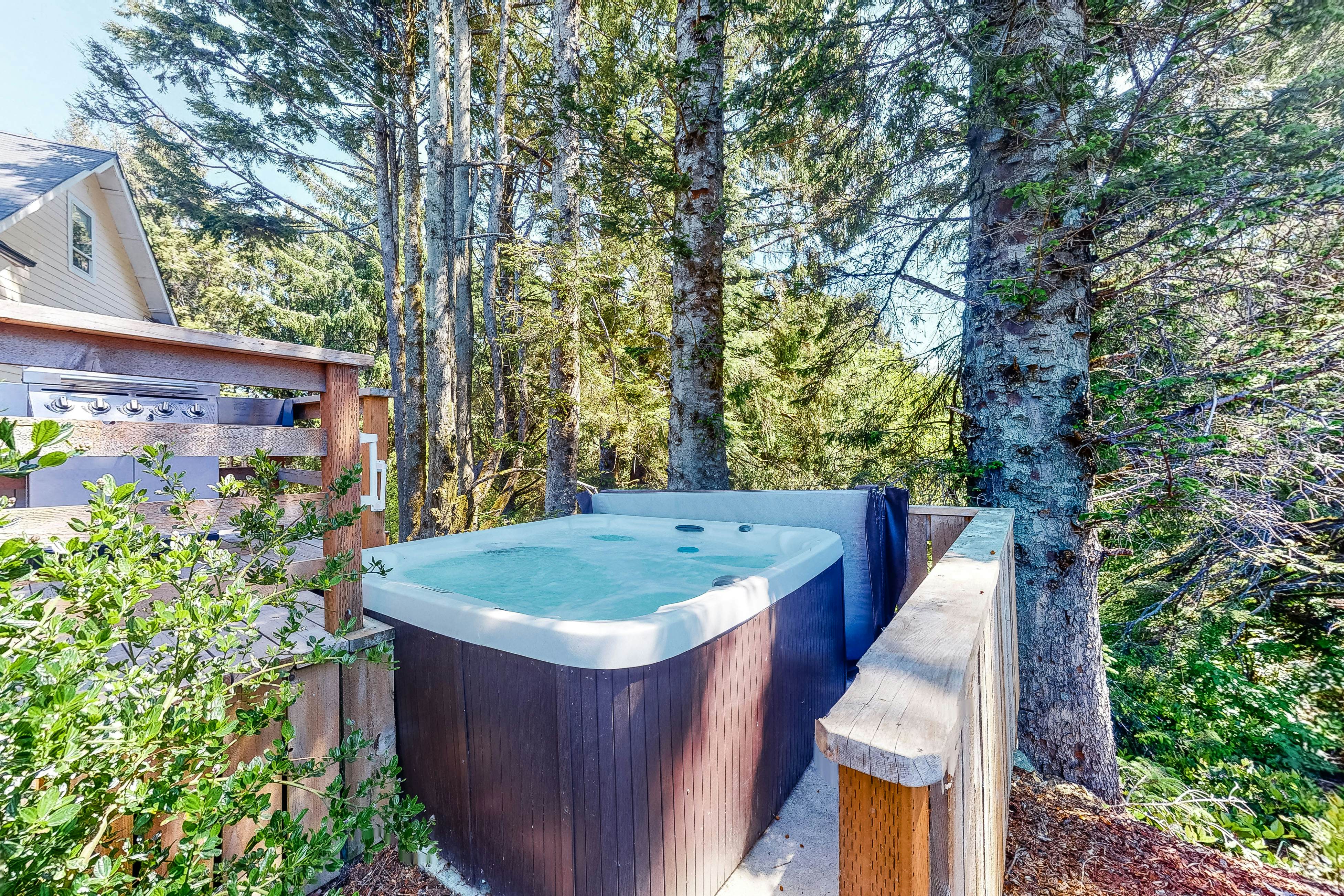 Wonderful coastal escape in the trees with private hot tub & fast WiFi - dogs OK