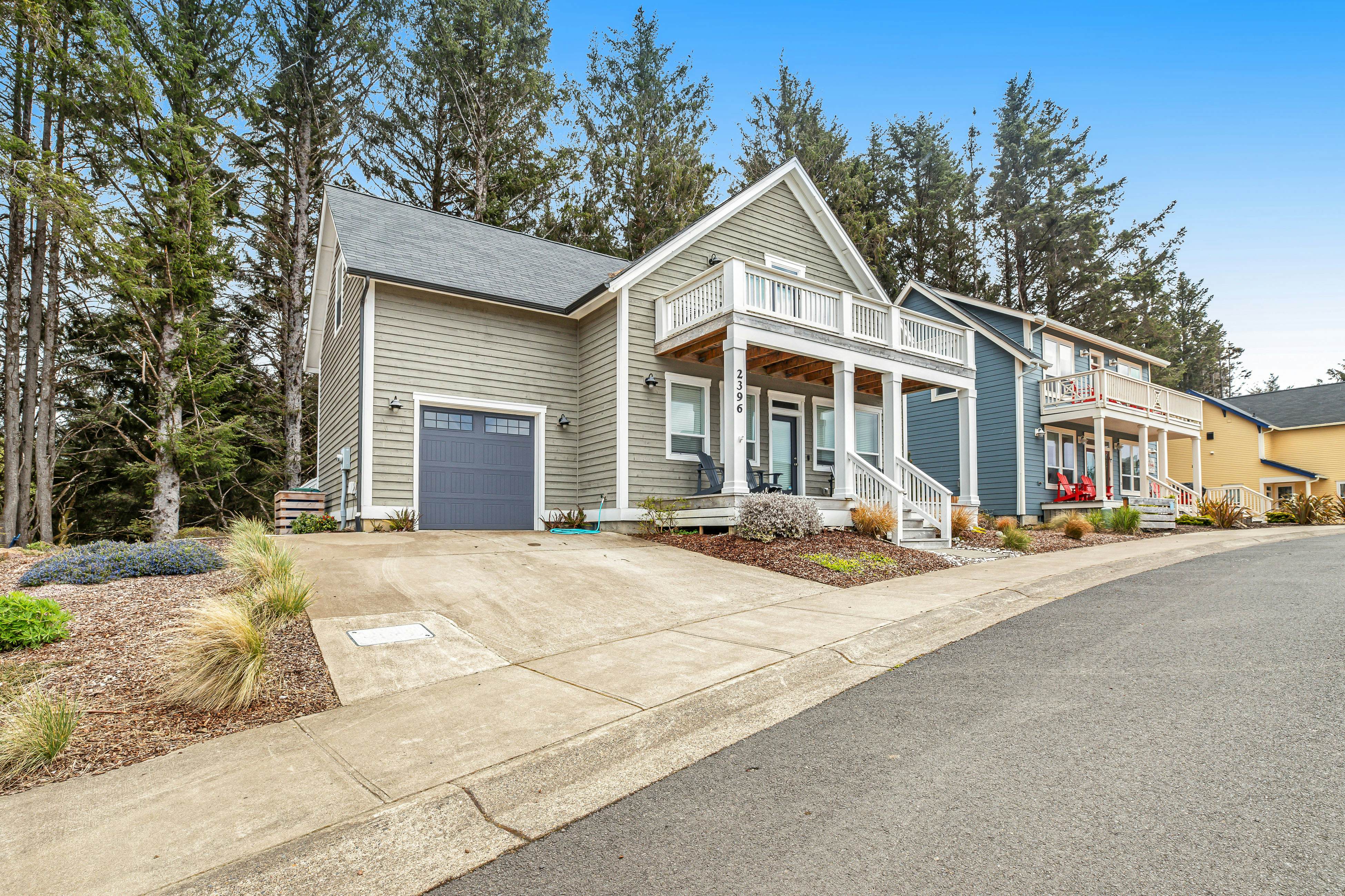 Oceanview home with WiFi, washer/dryer, gas fireplace, balcony