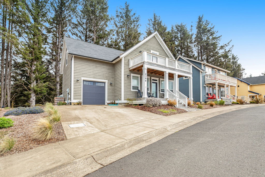 Oceanview home with WiFi washer dryer gas fireplace balcony