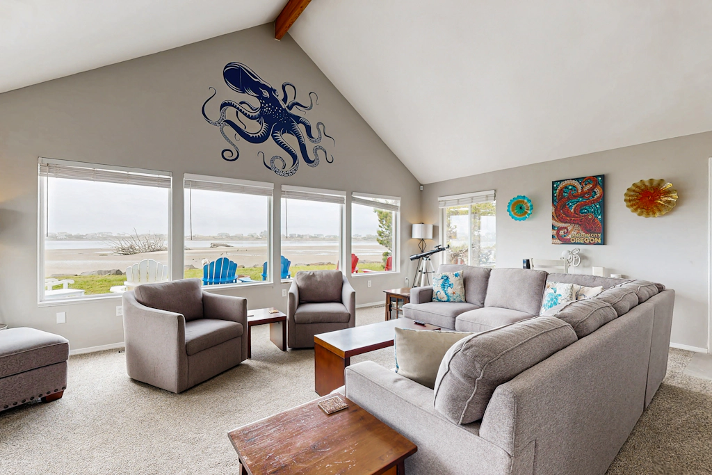 Dog Friendly Bayfront Beauty with a Private Hot Tub Free WiFi and Washer Dryer