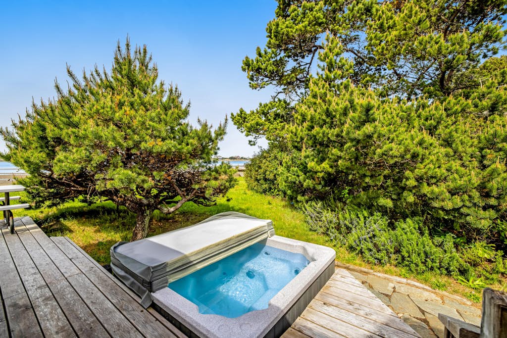 Dog Friendly Bayfront Beauty with a Private Hot Tub Free WiFi and Washer Dryer