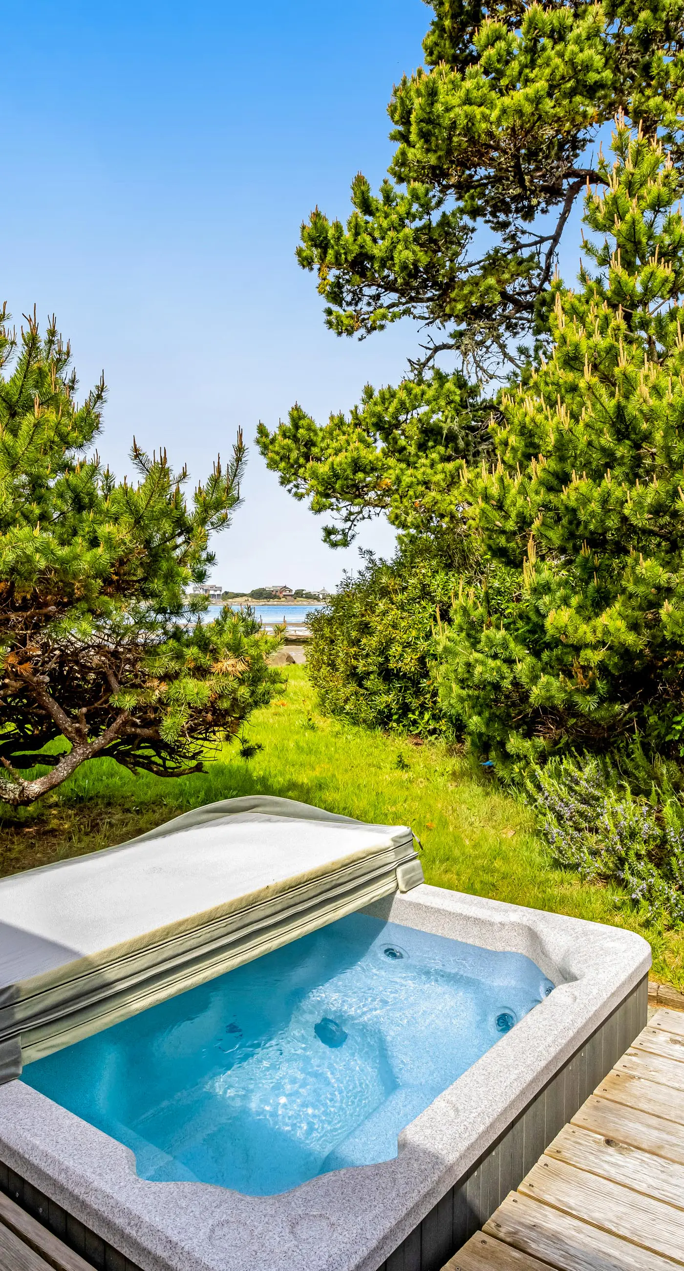 Dog Friendly Bayfront Beauty with a Private Hot Tub Free WiFi and Washer Dryer