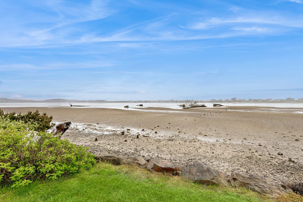 Dog Friendly Bayfront Beauty with a Private Hot Tub Free WiFi and Washer Dryer