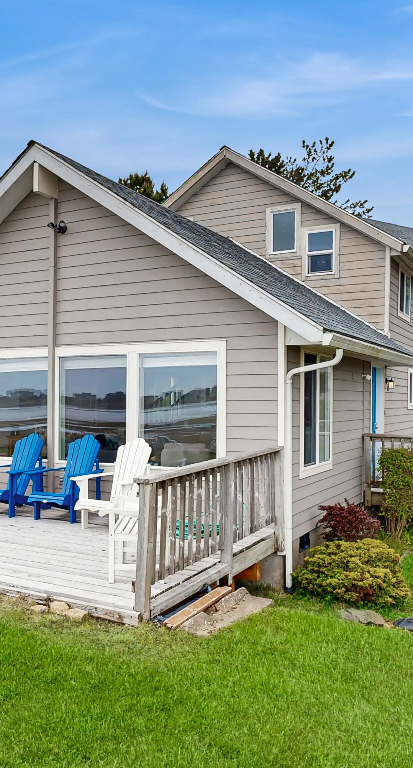 Dog Friendly Bayfront Beauty with a Private Hot Tub Free WiFi and Washer Dryer