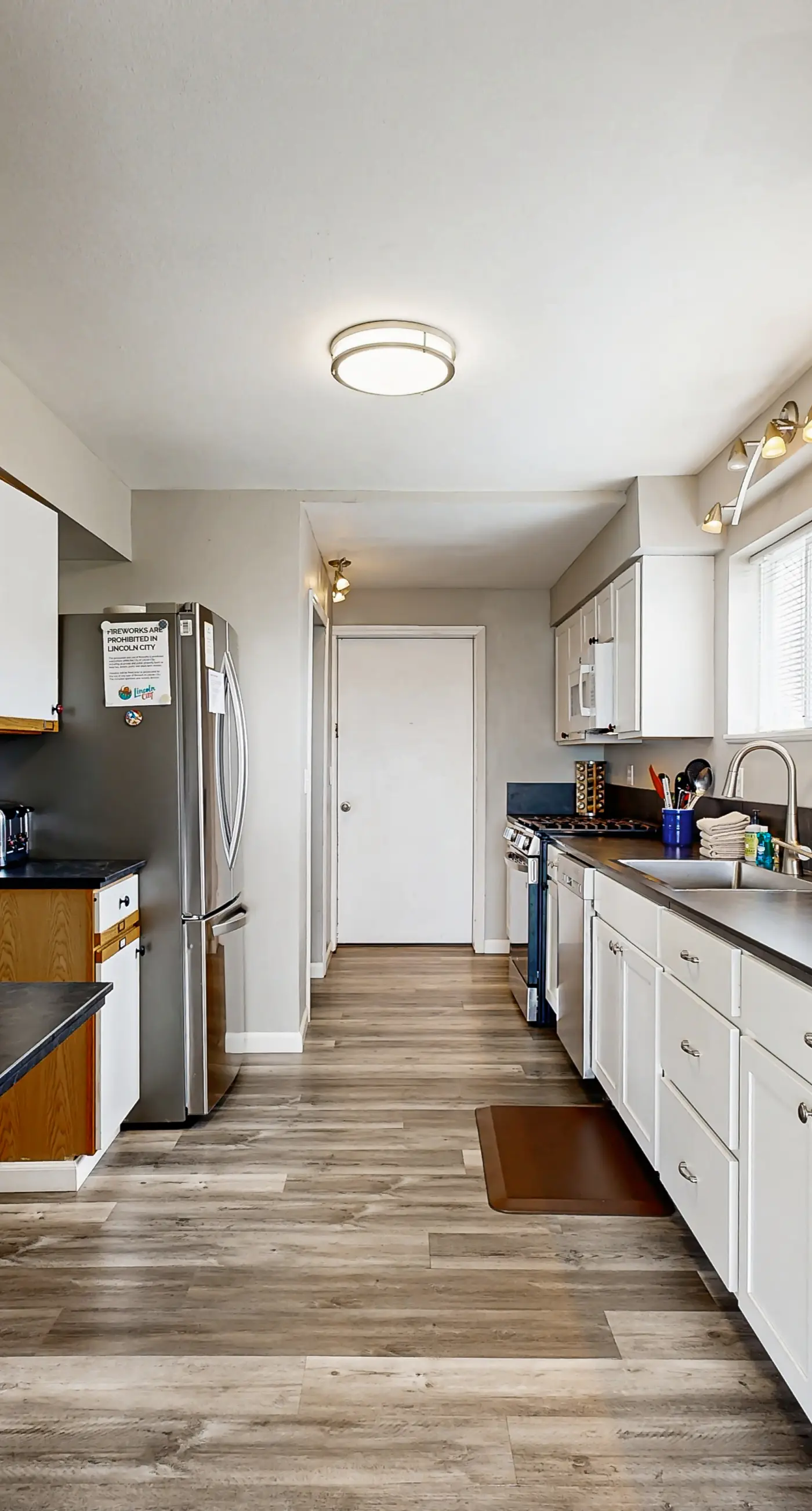 Dog Friendly Bayfront Beauty with a Private Hot Tub Free WiFi and Washer Dryer