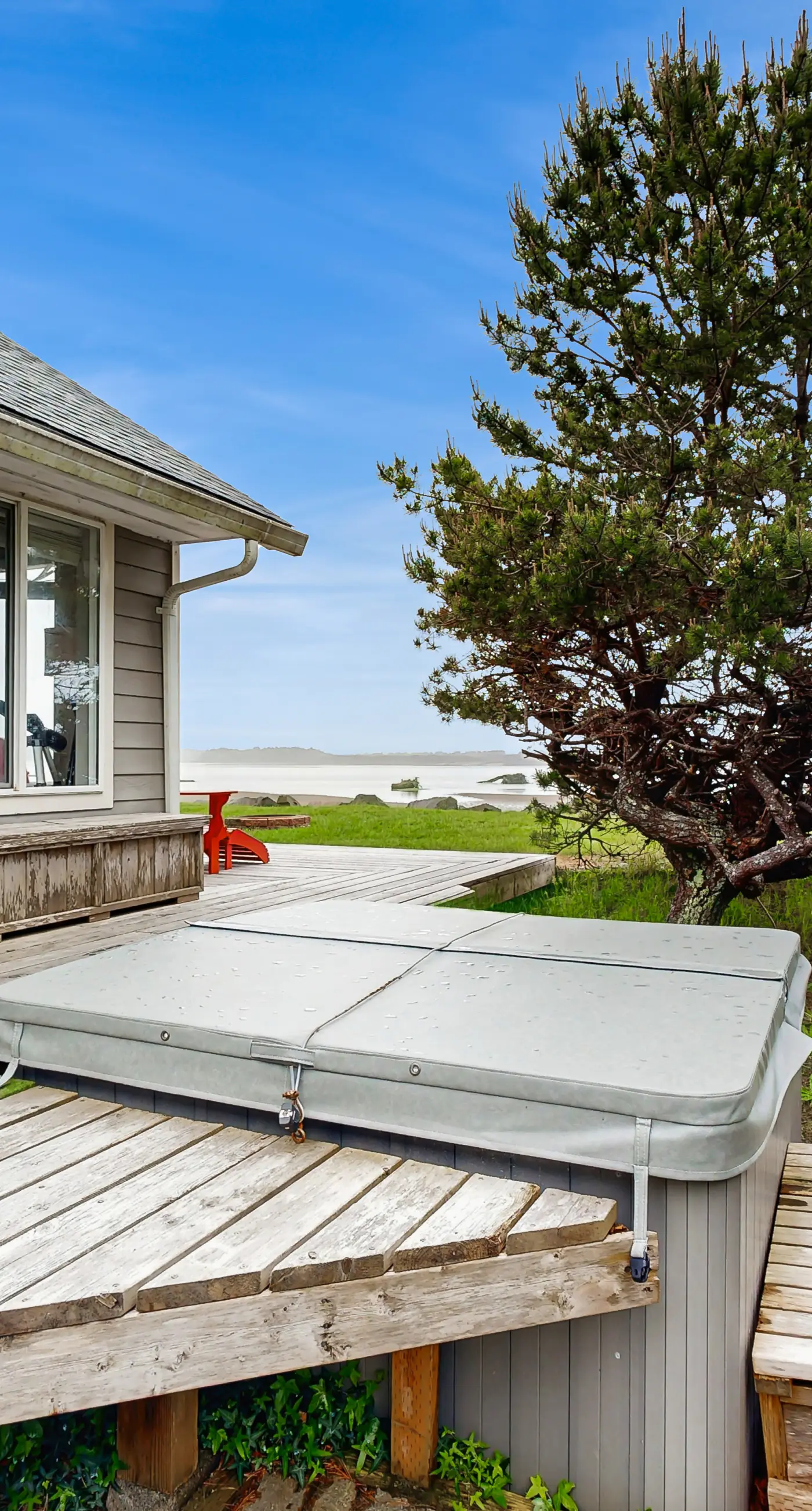 Dog Friendly Bayfront Beauty with a Private Hot Tub Free WiFi and Washer Dryer