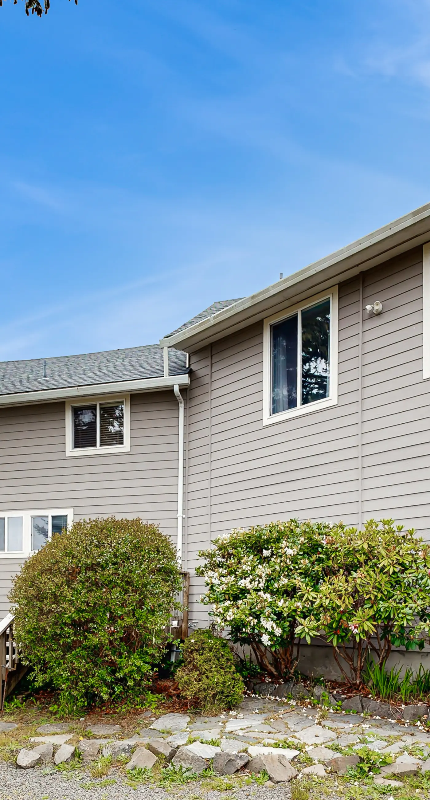 Dog Friendly Bayfront Beauty with a Private Hot Tub Free WiFi and Washer Dryer