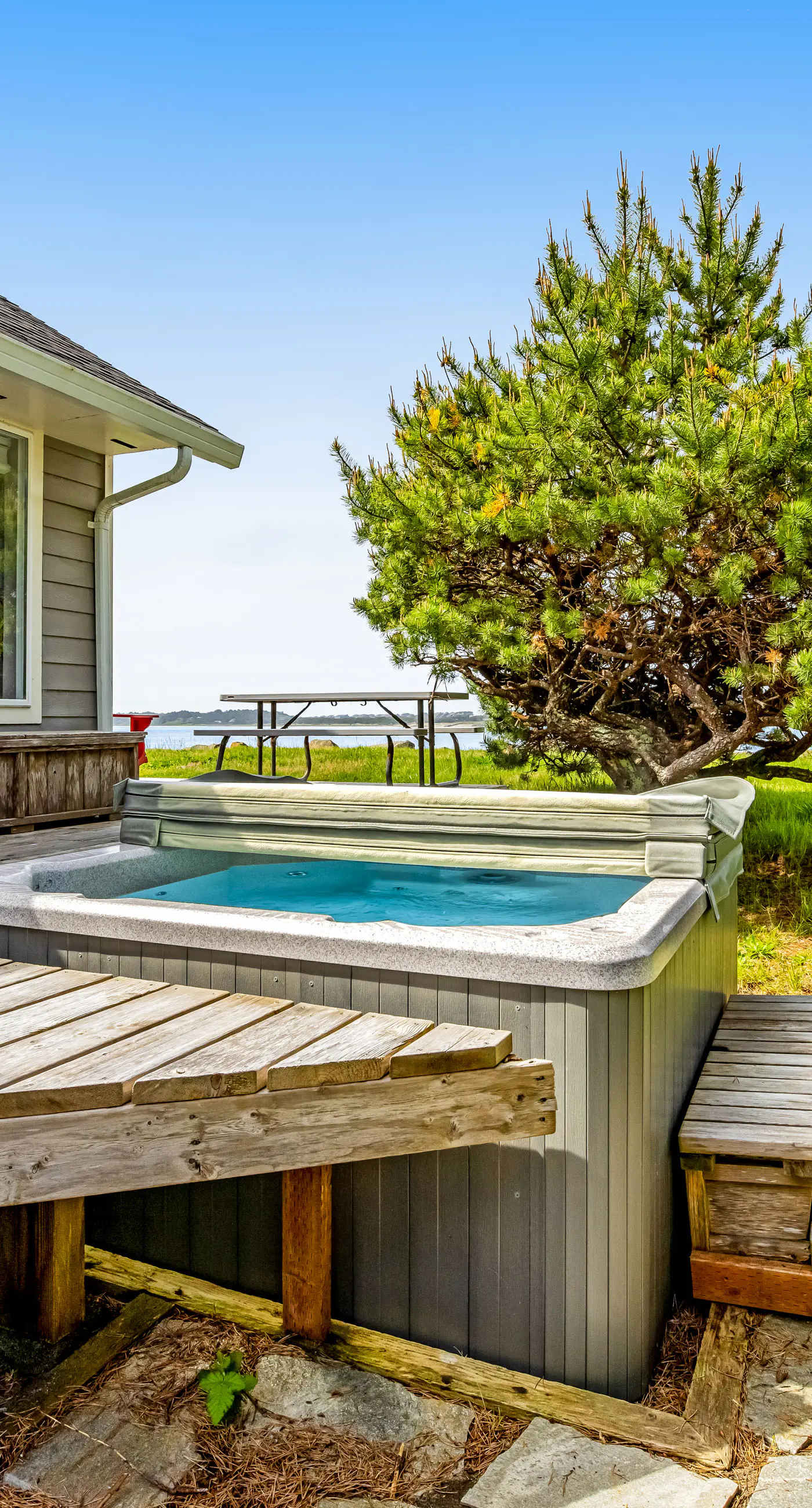 Dog Friendly Bayfront Beauty with a Private Hot Tub Free WiFi and Washer Dryer